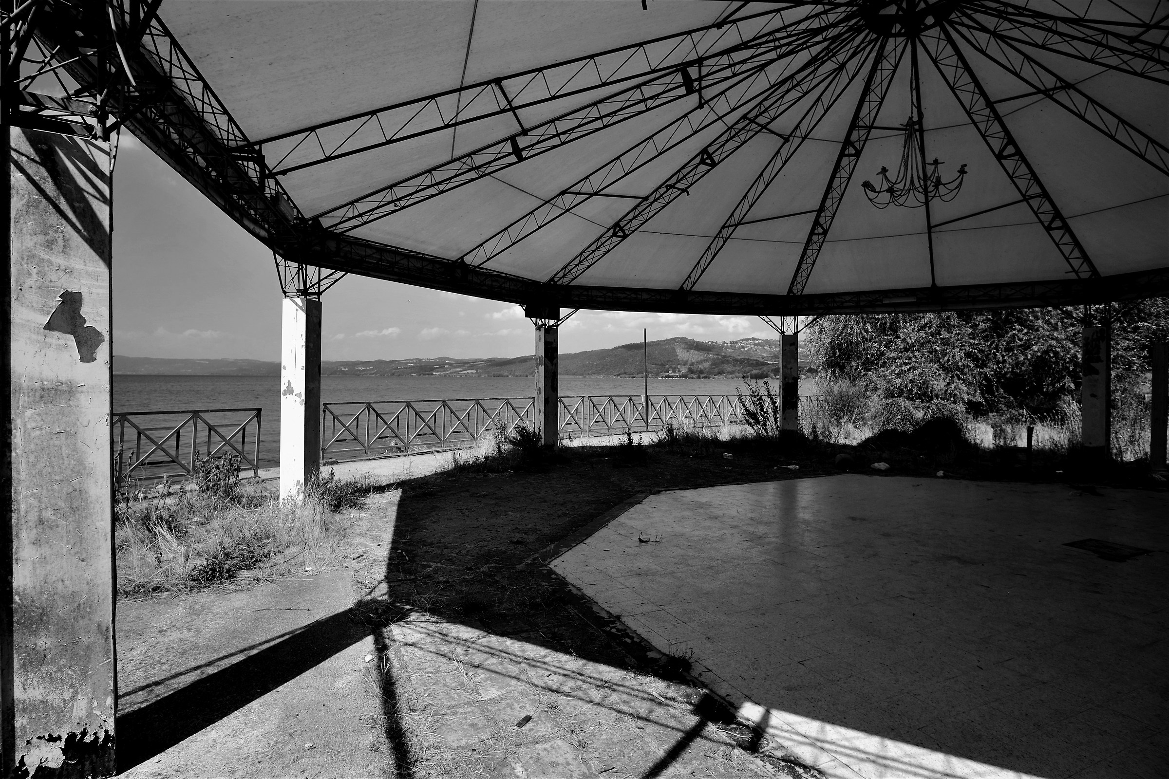 Una rotonda sul lago