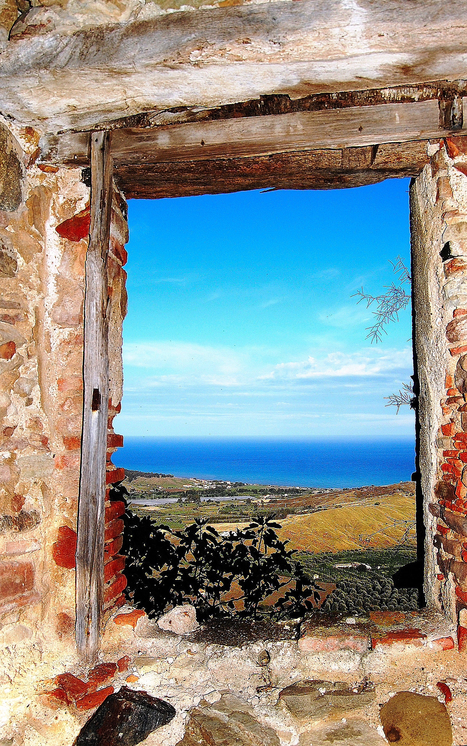 Ferruzzano: crumpled window ... frame on the Ionian.