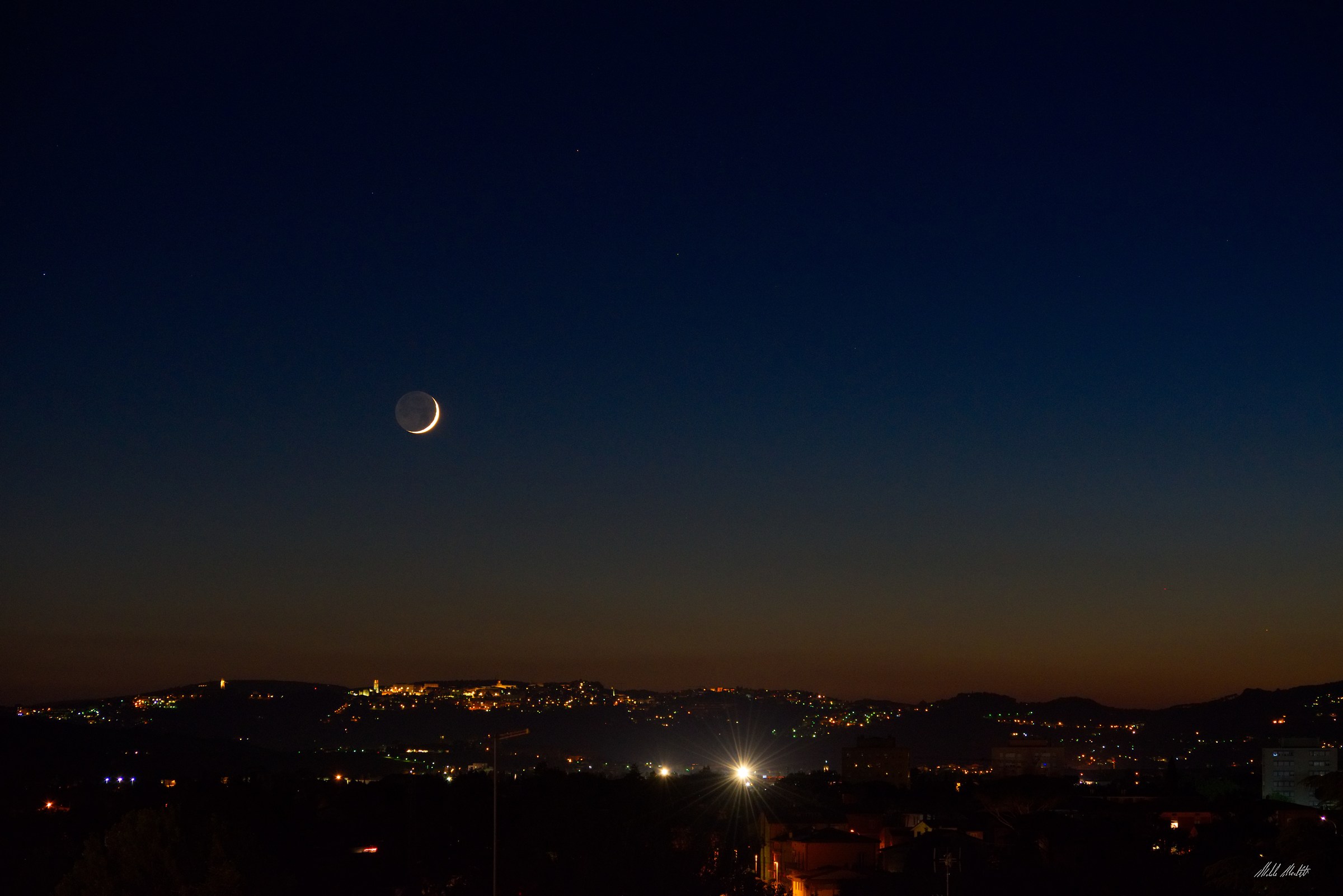 Mezzaluna sopra la città