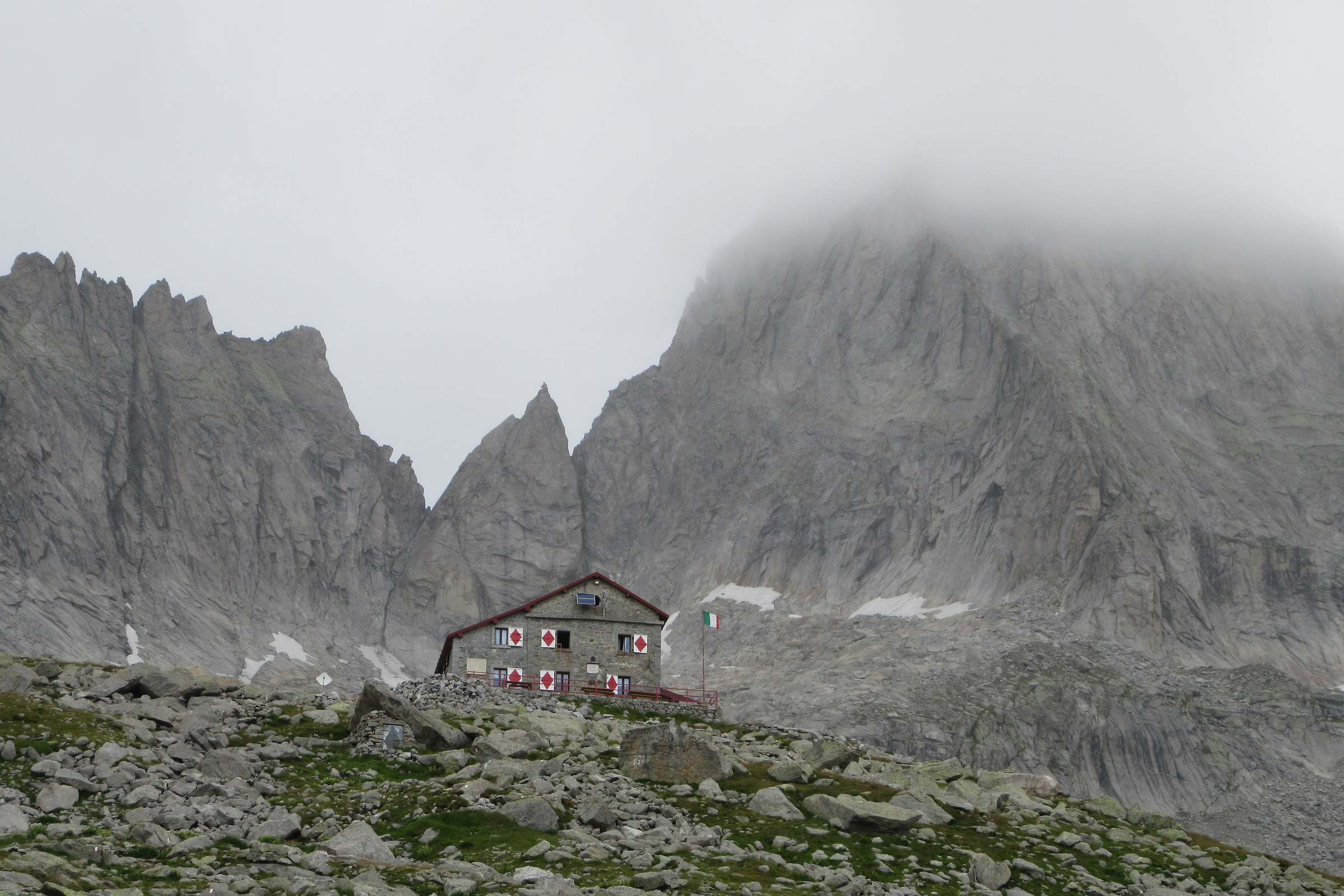 Rifugi Gianetti alle pendici del Pizzo Badile