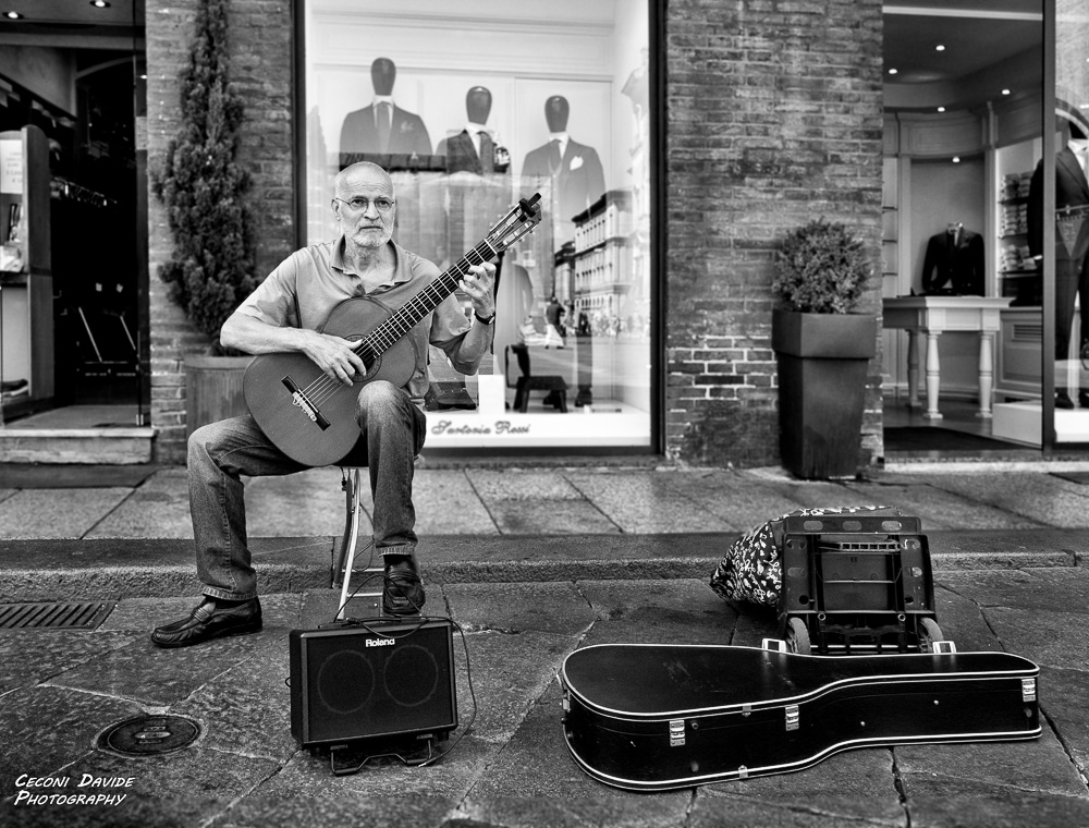 Street guitarist