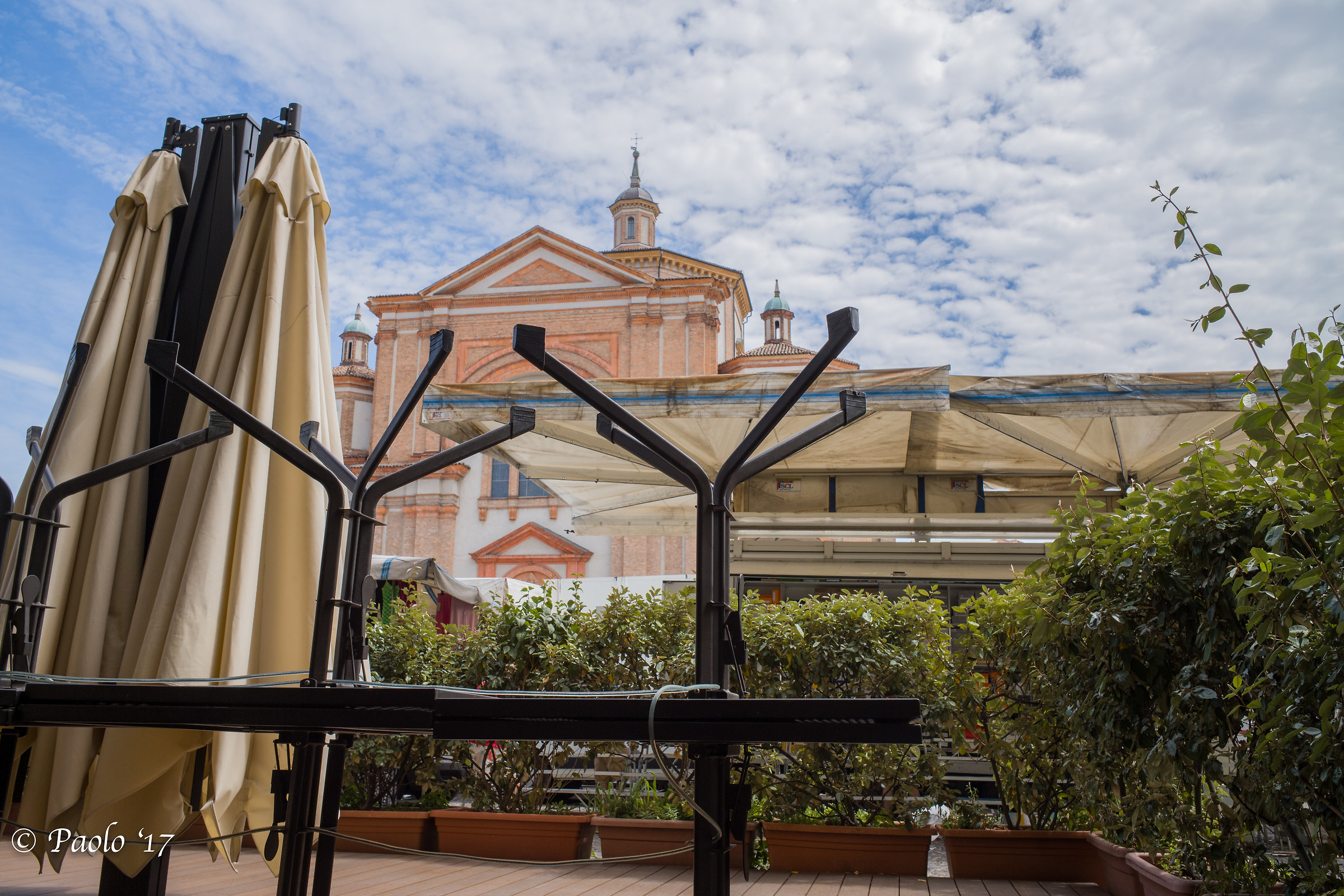 Noises at the market with only 100 ISO