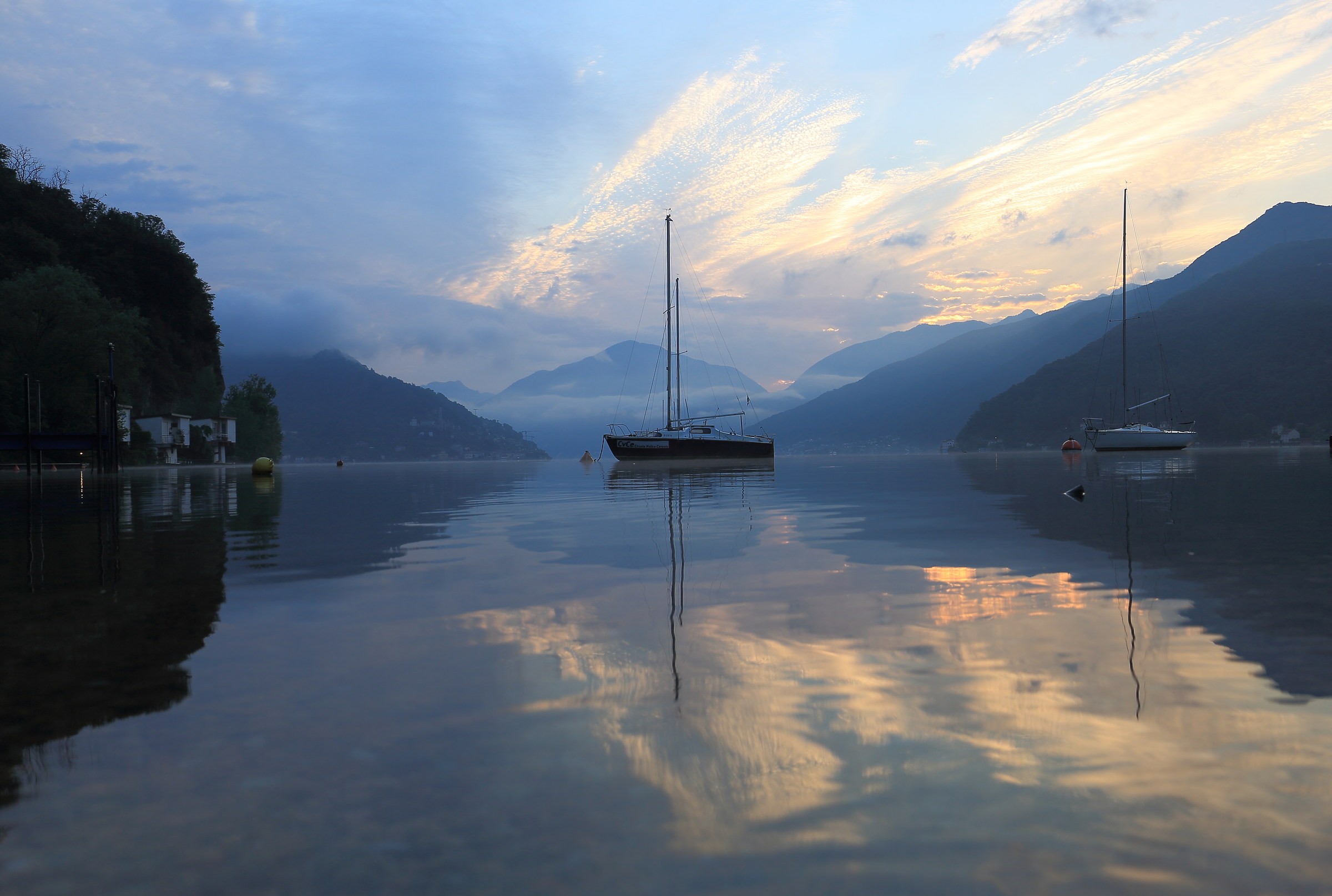 Alba in riva al lago