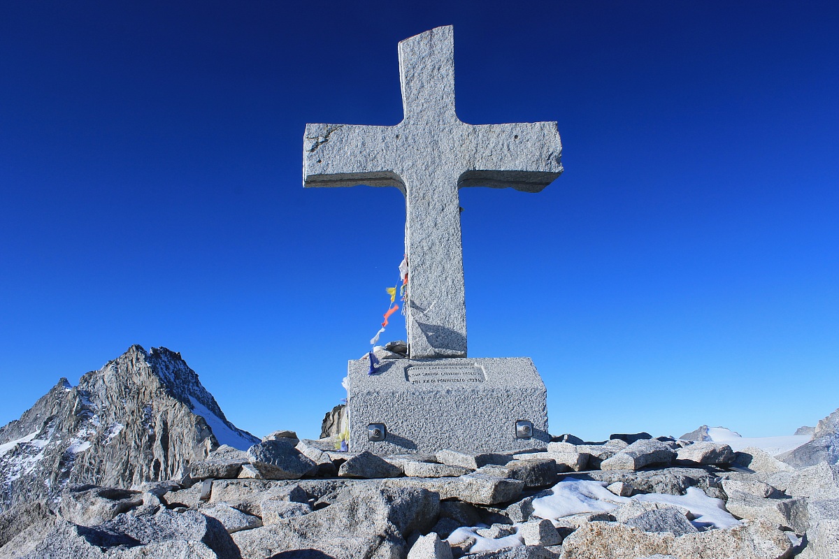 crest cross tip Pope Paul II