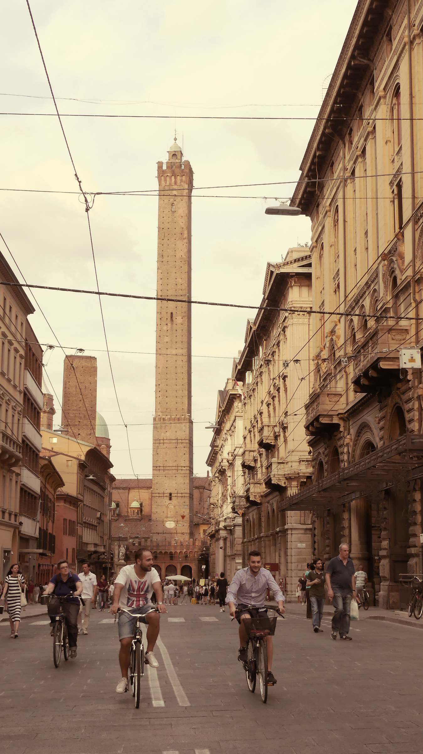 Via Rizzoli and the two towers