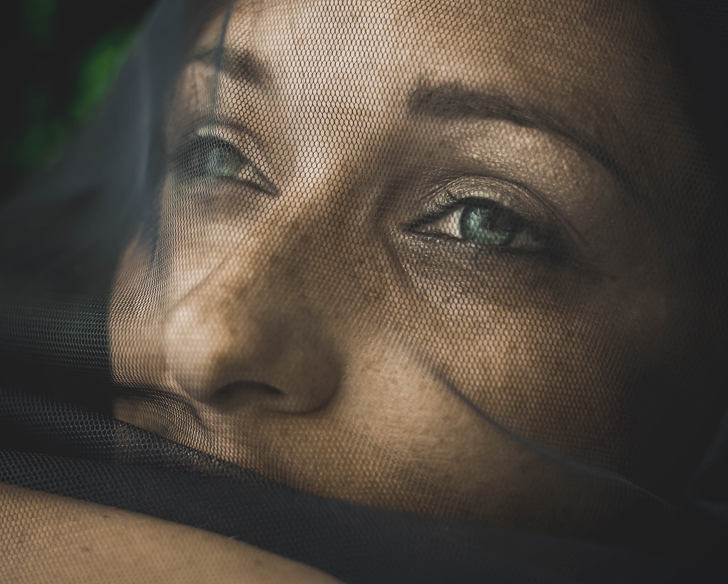 " con lo sguardo fisso nel vuoto.."