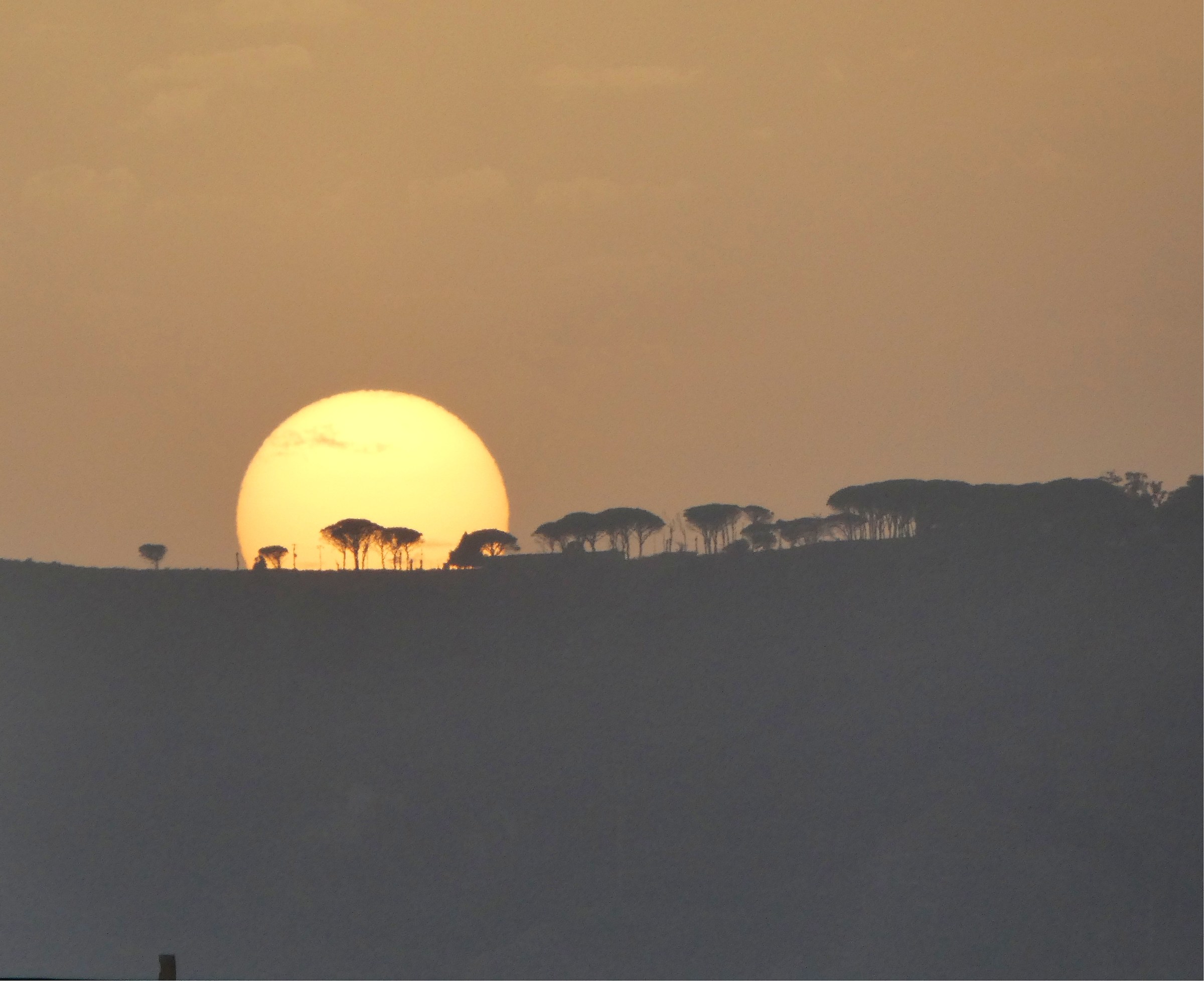 il sole si appoggia sui peloritani