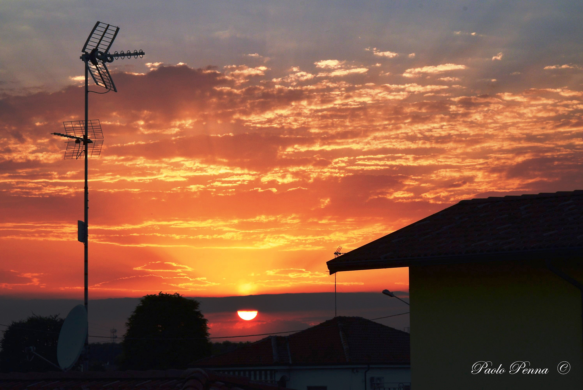 tramonto sui tetti della mia città