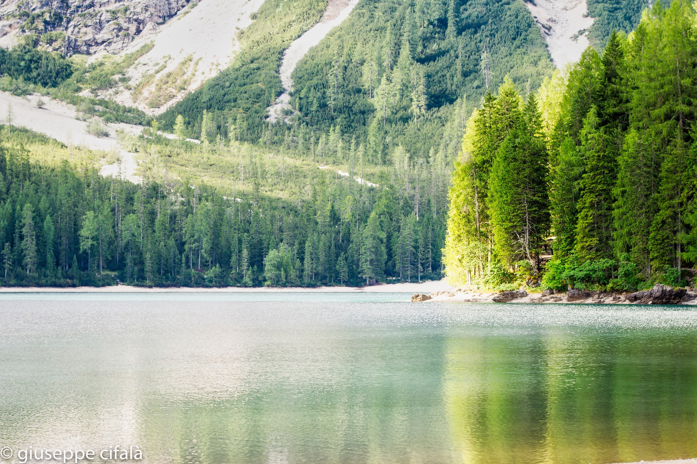 Il lago di Braies al mattino