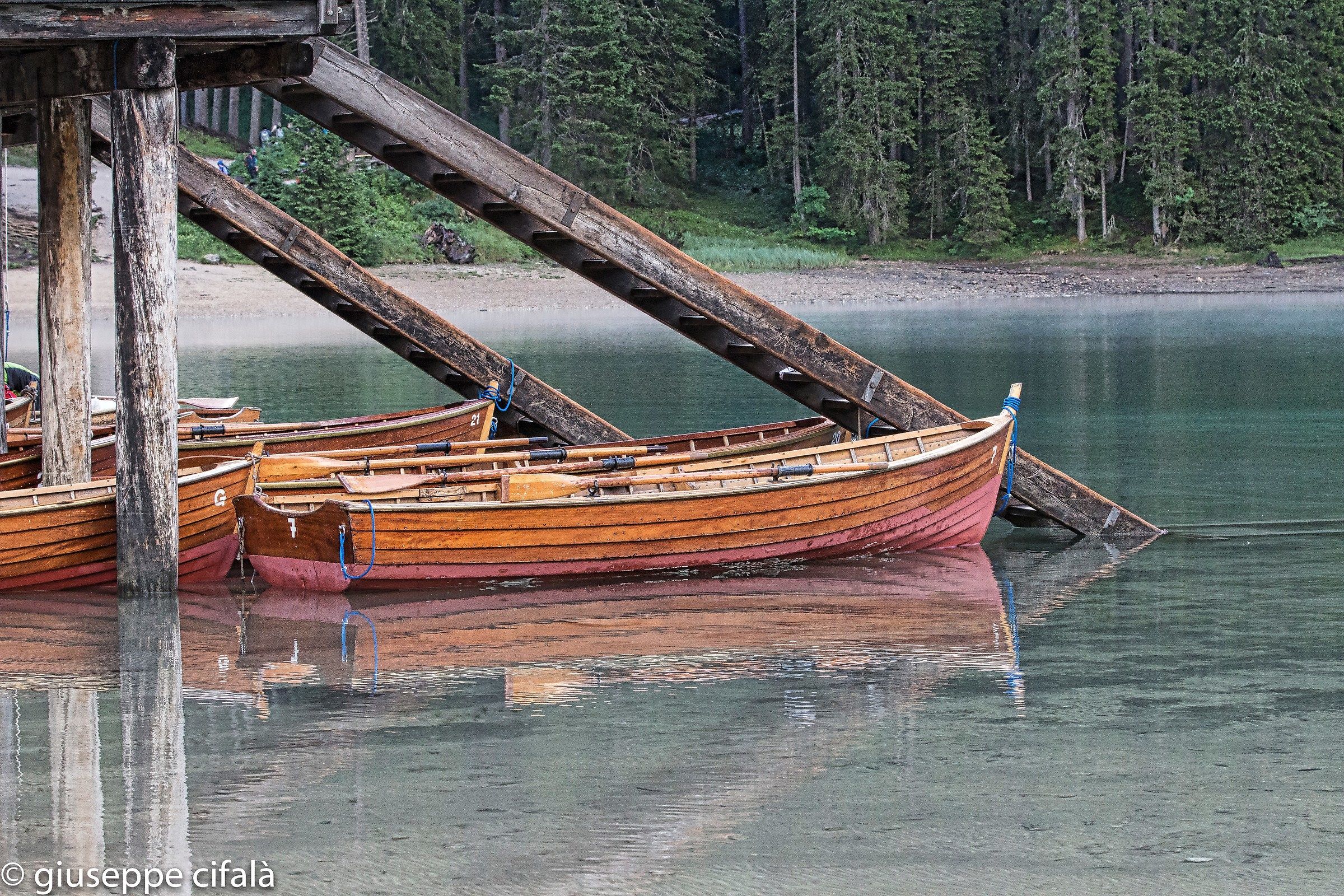 lago di Braies - barche a riposo