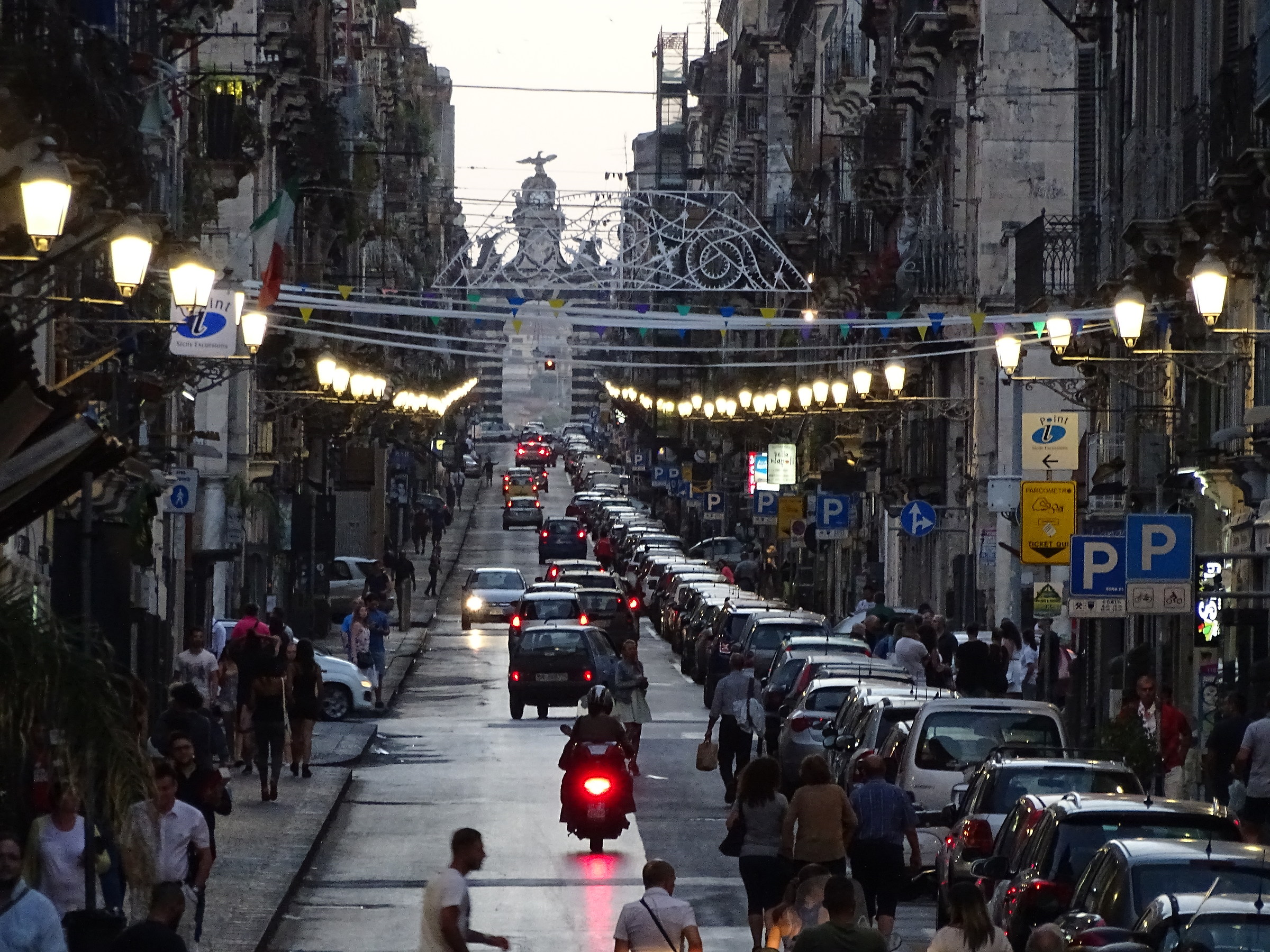 vita quotidiana in via Garibaldi (ct)