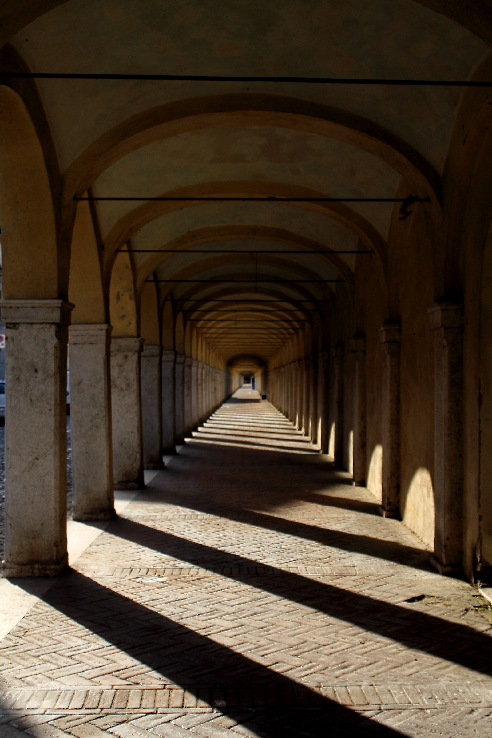 Ombre e geometrie nel Loggiato dei cappuccini