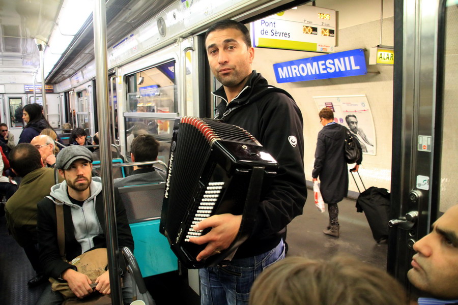 Player in metro-Paris