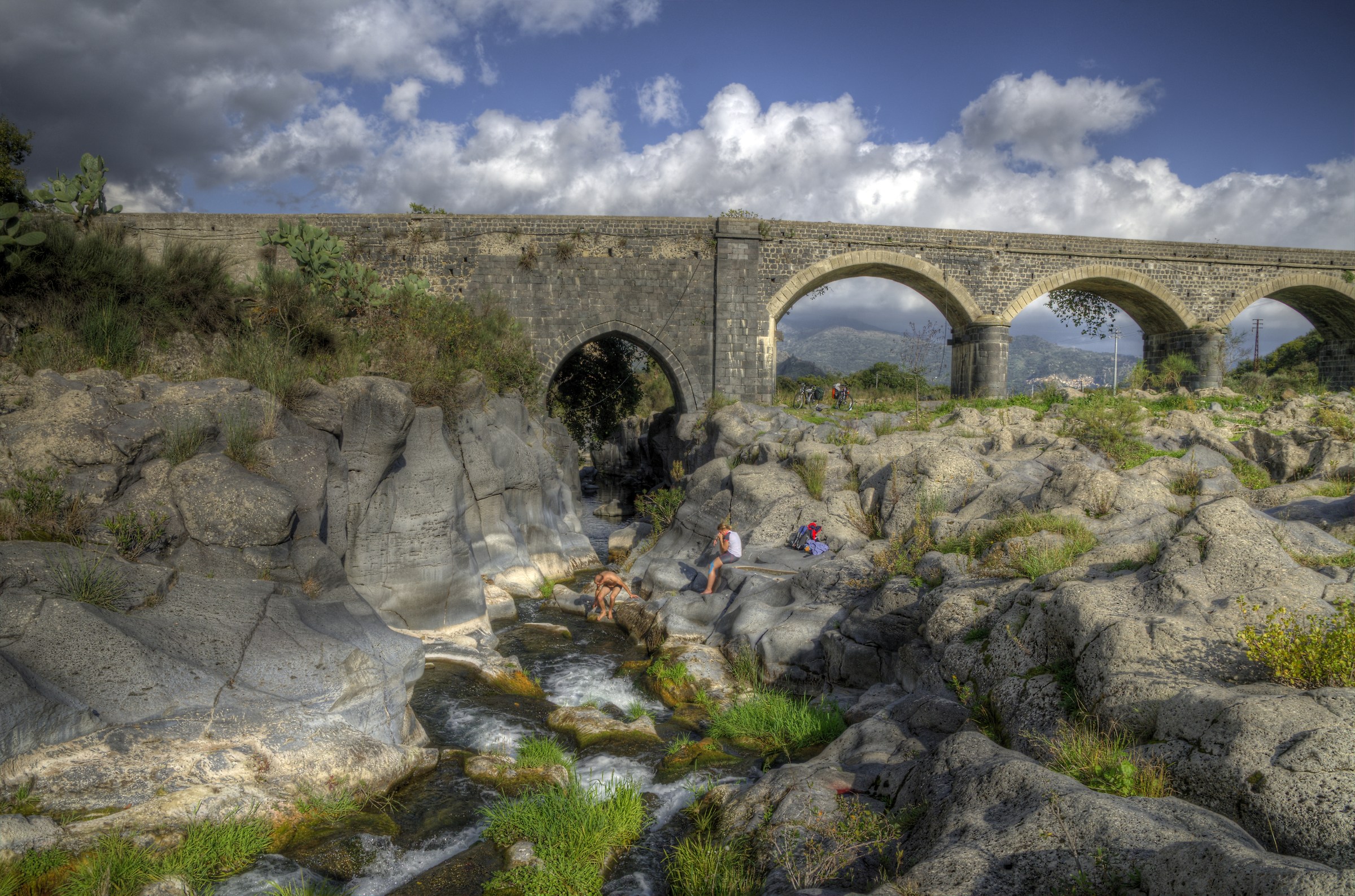 fiume Alcantara - turisti