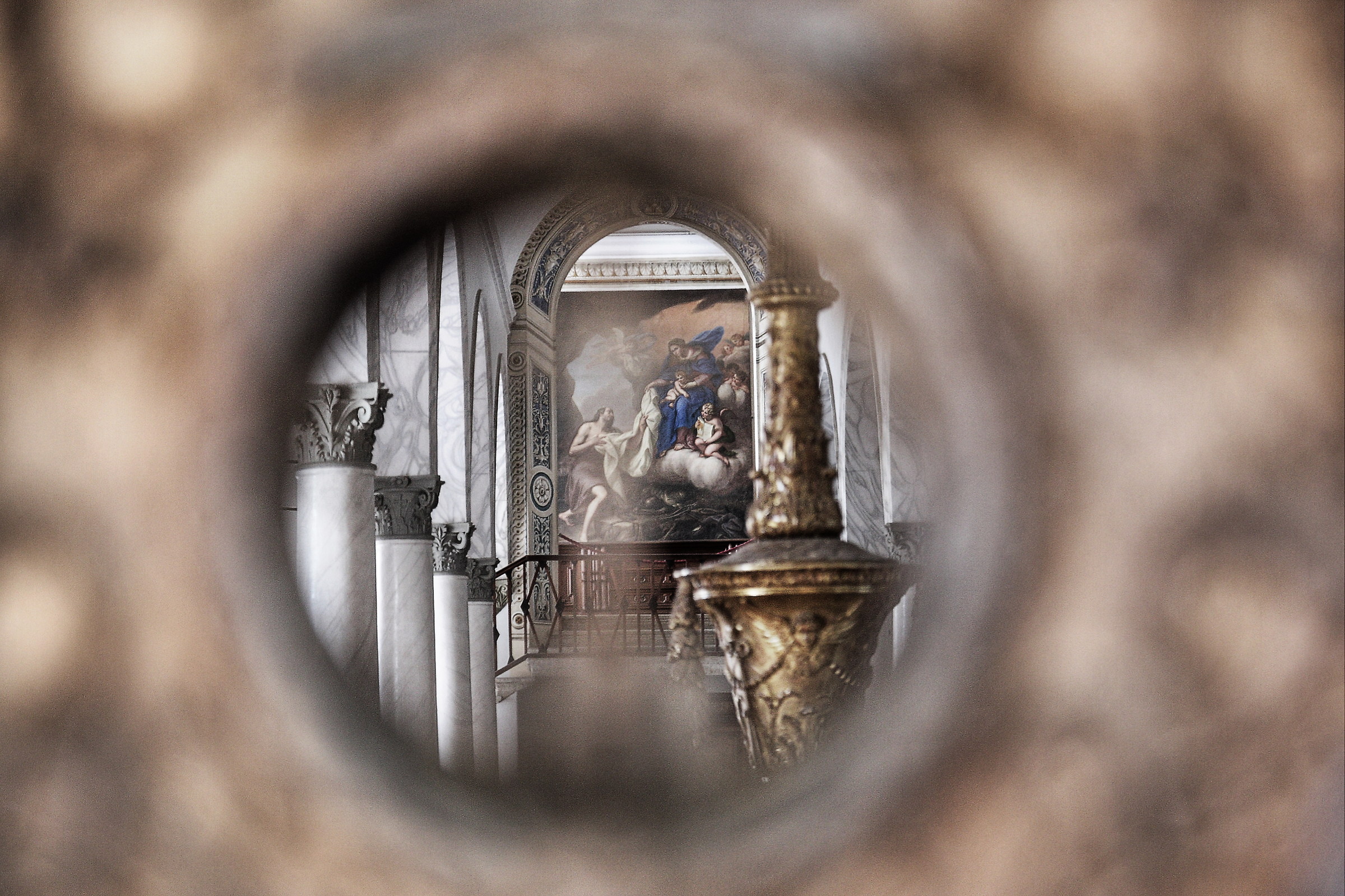 Attraverso il foro del portone