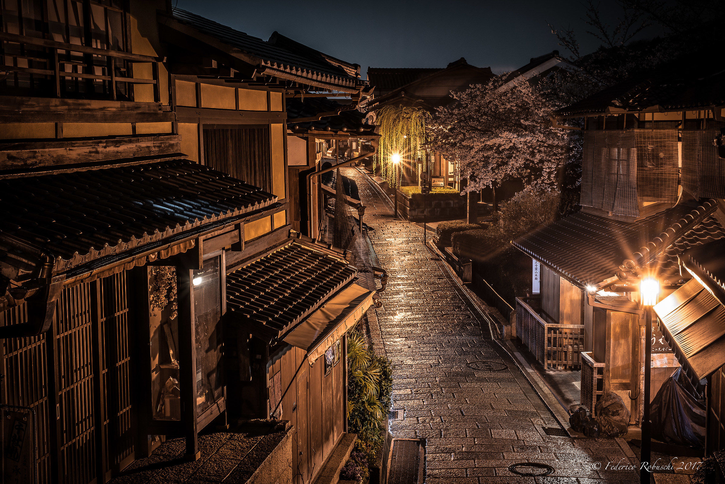 a quiet night in Gion, Kyoto