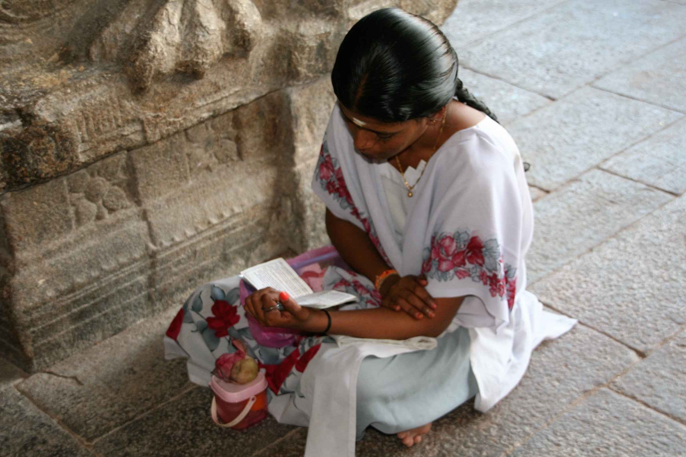 ragazza in preghiera