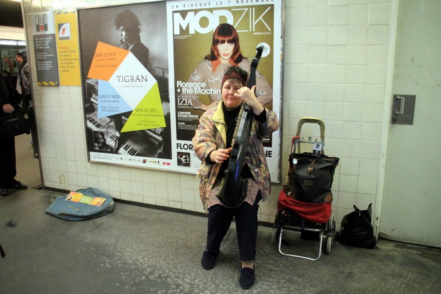 Woman playing in metro-Paris