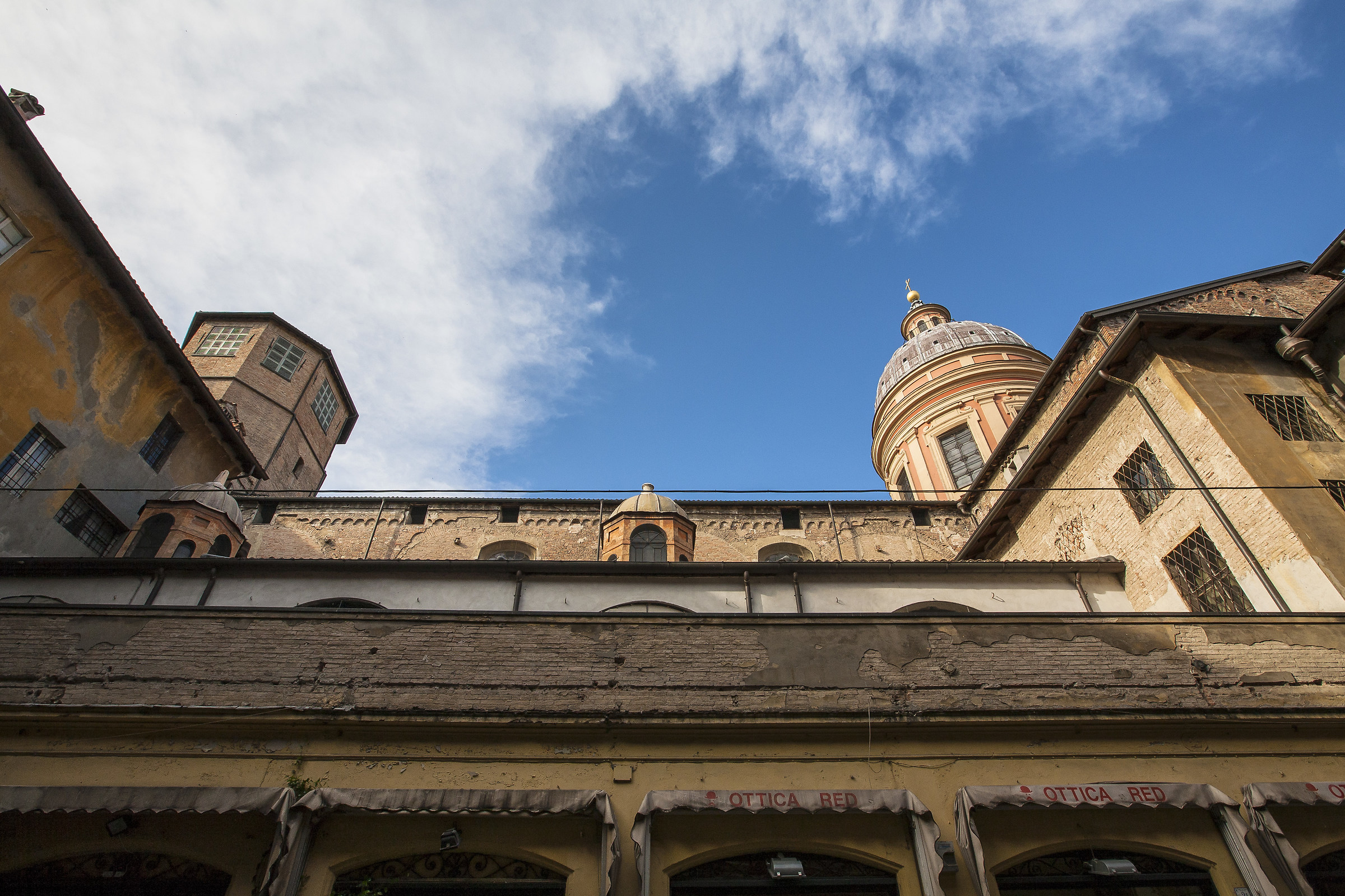 A glimpse of the Duomo from via Broletto