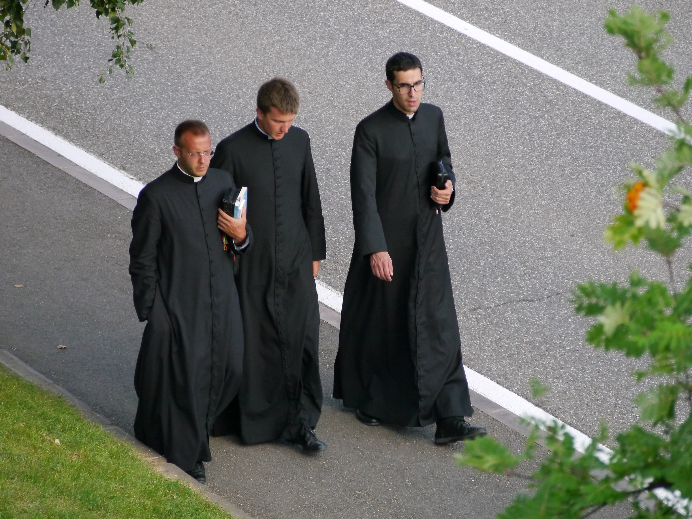 With the clergy of the mountain, prayer gains us