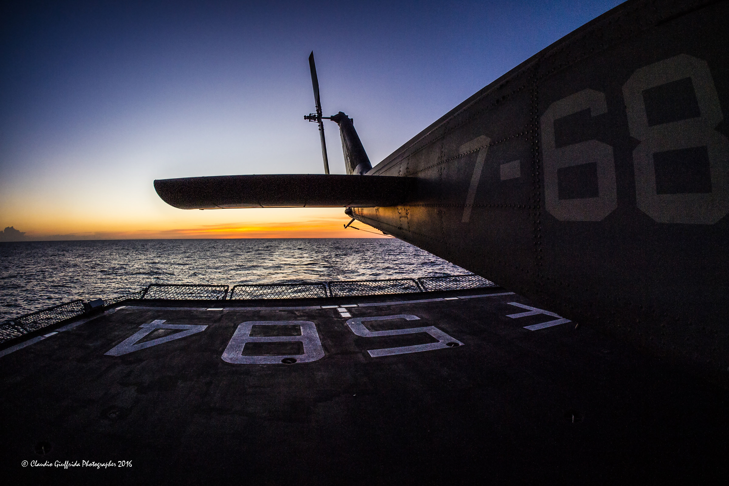 sul ponte di volo al crepuscolo