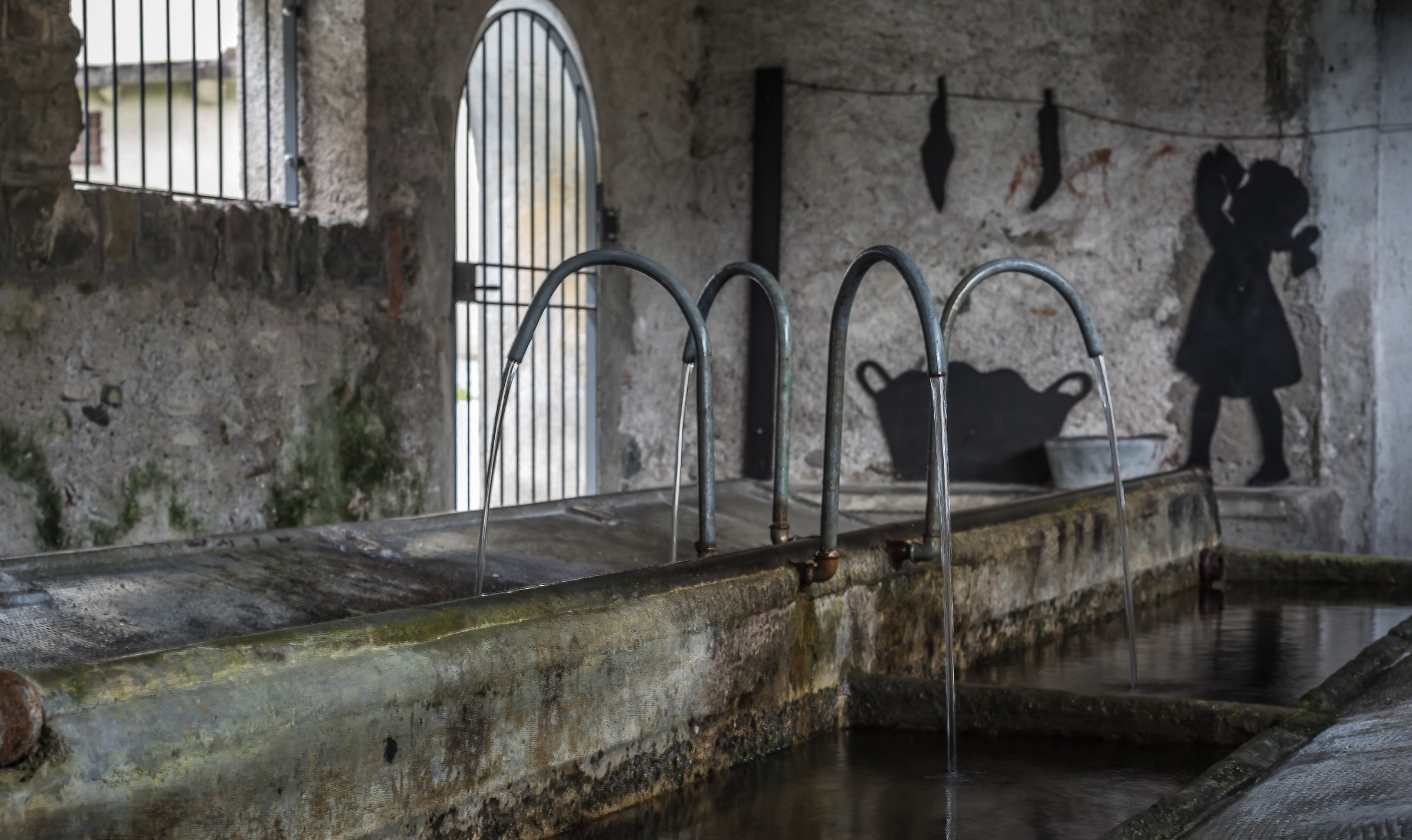 Washbasin with shade