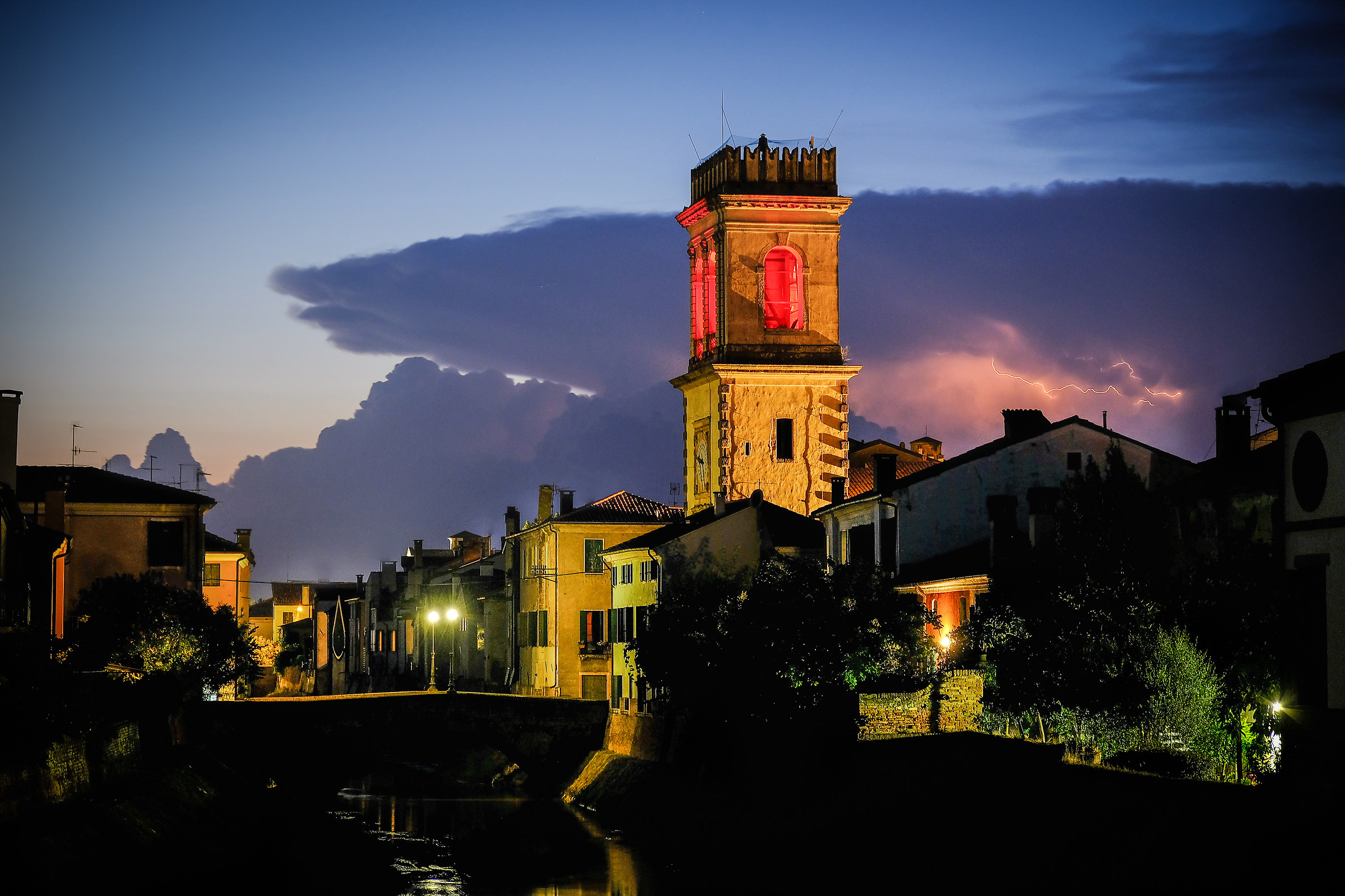 Este - Flashes on the horizon