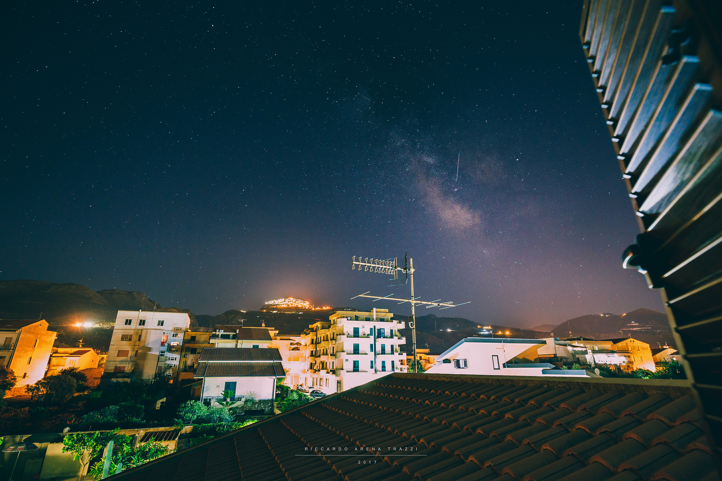 Stella cadente nel cuore della Via Lattea