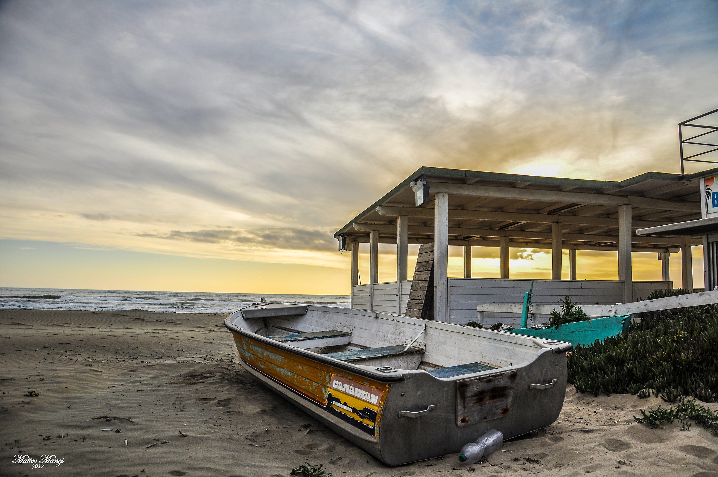 Tramonto in spiaggia durante la primavera