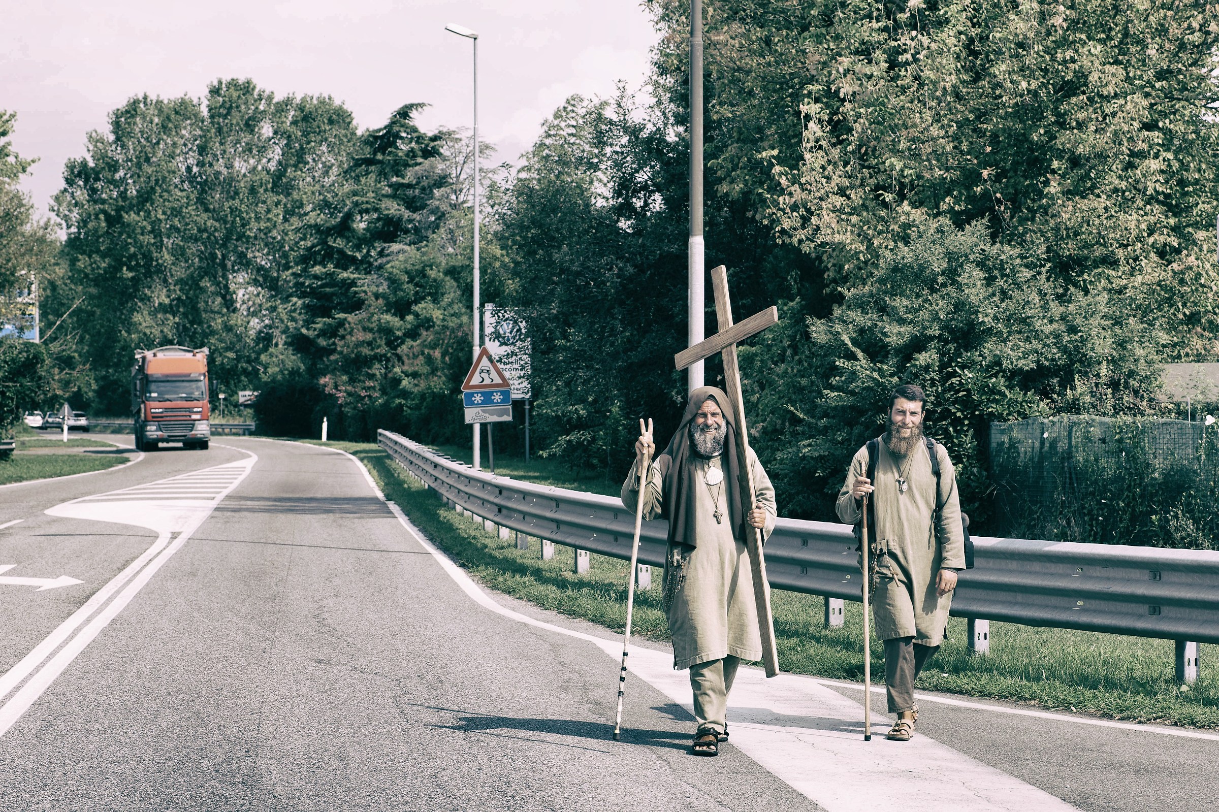 Ognuno porta la sua croce