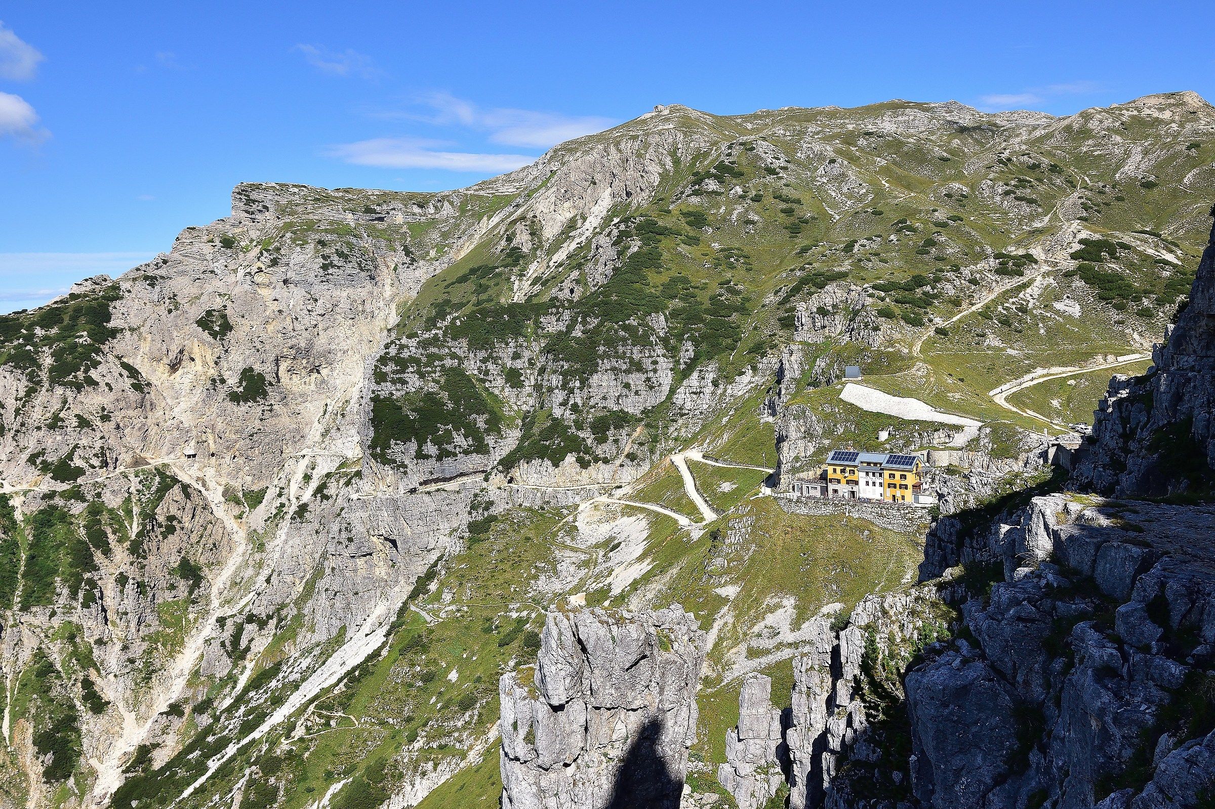 Rifugio Achille Papa 1.928 m. (foto 1 di 2)