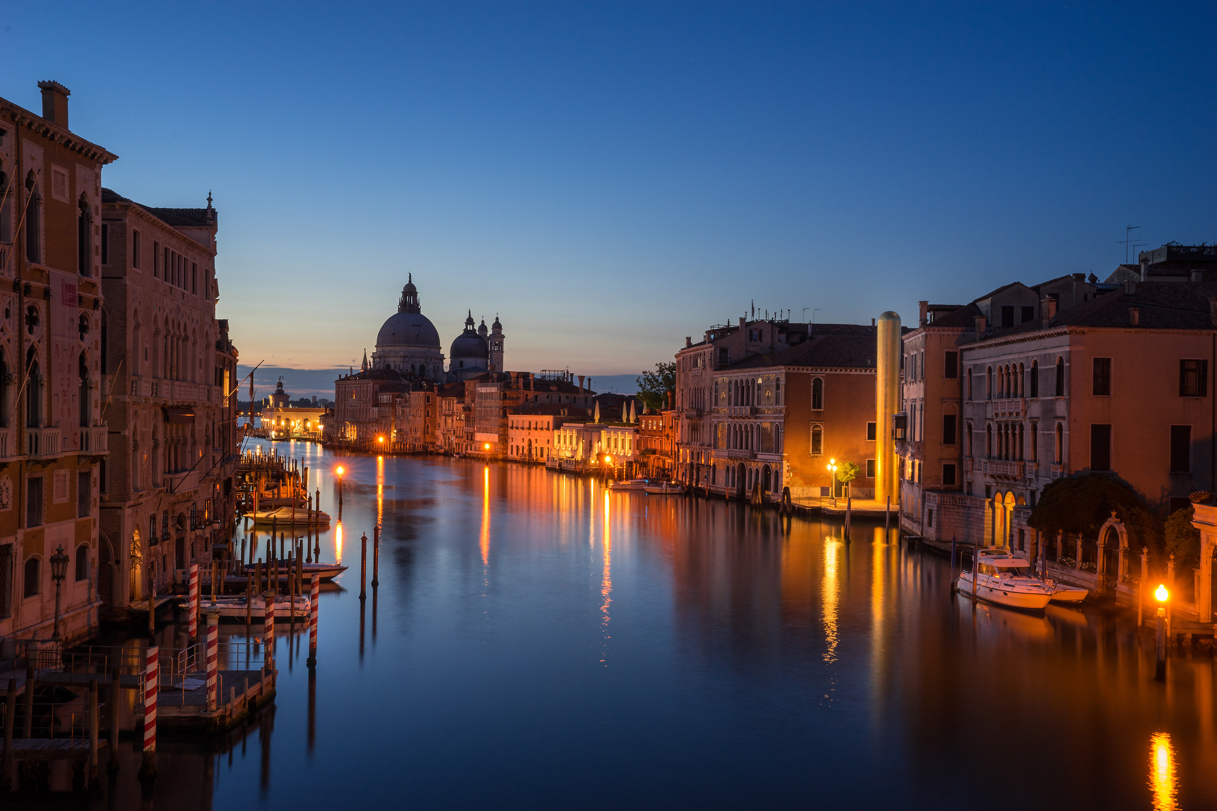 vista da ponte accademia quasi all'alba