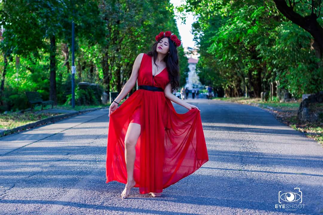 Lady in red 03
