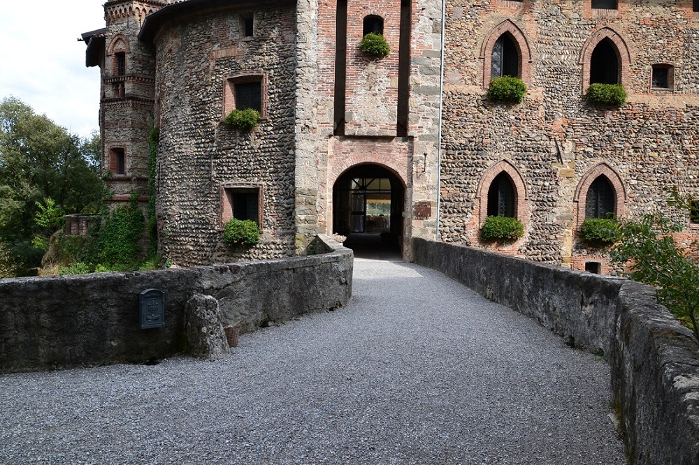the entrance to the castle
