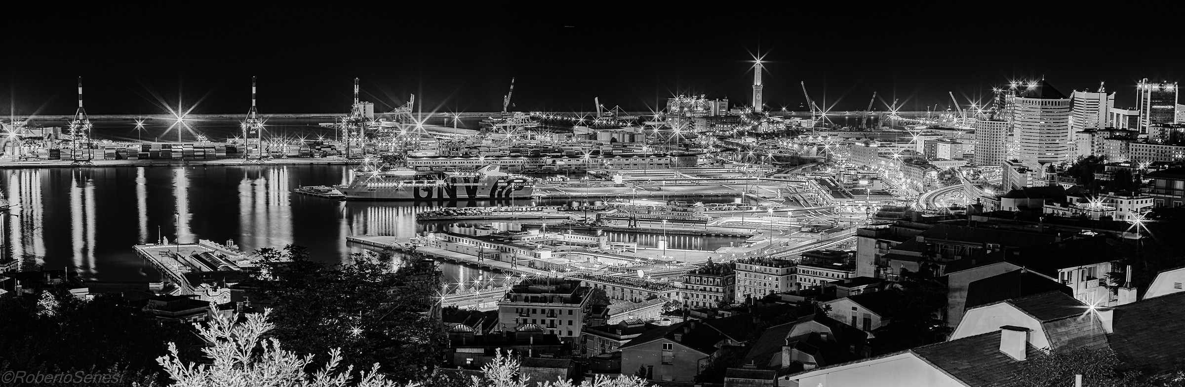Genova in notturna BN