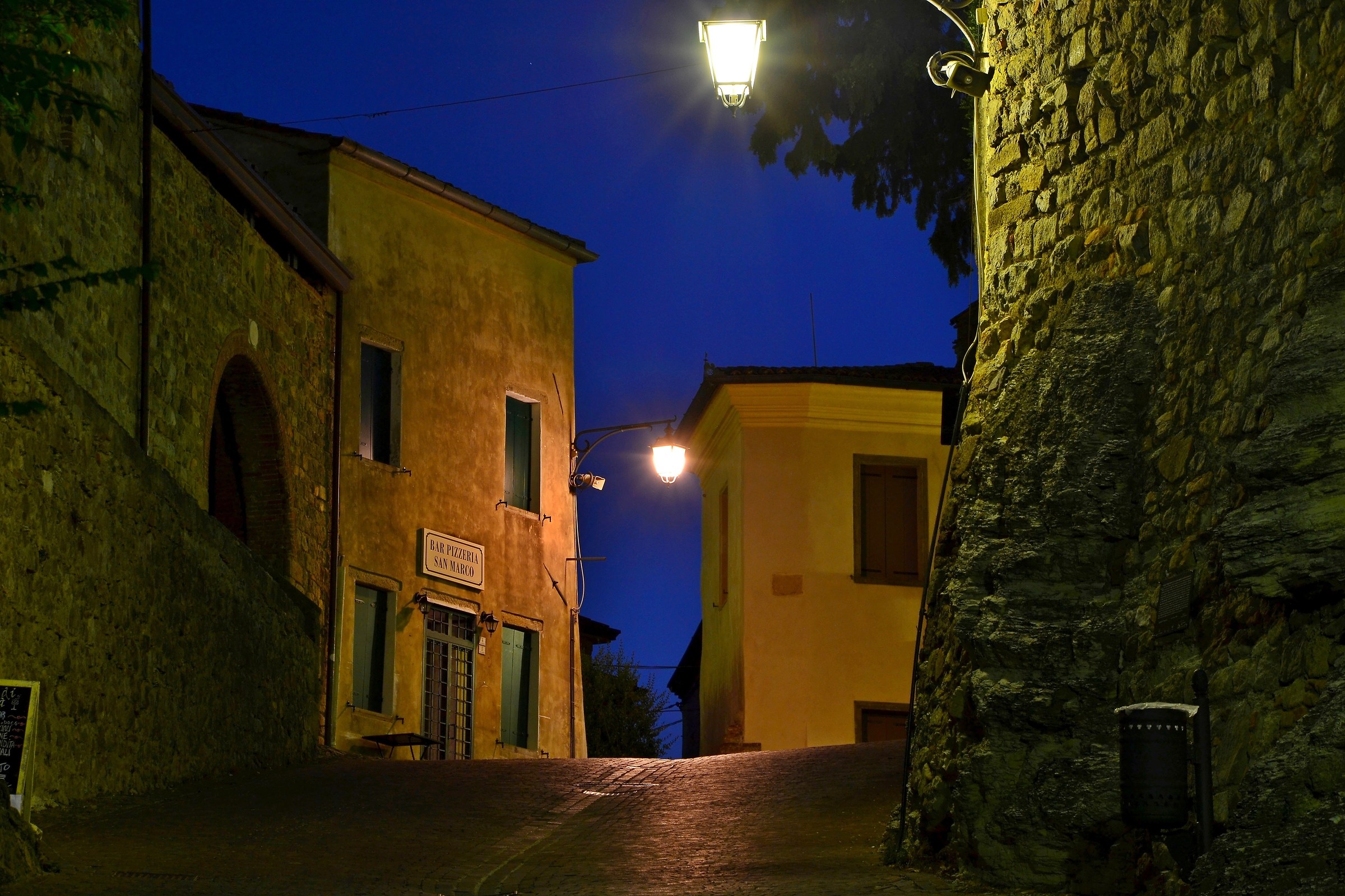 Arquà Petrarca at night