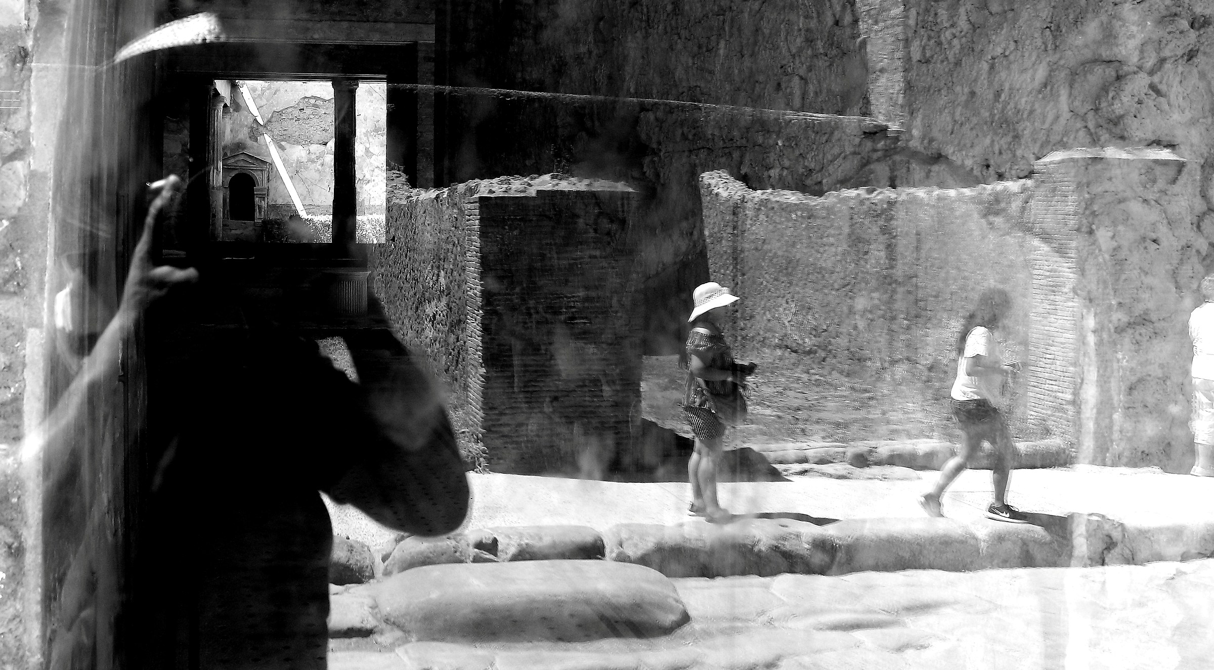 "L'IO RIFLESSO"....(il buio dentro)