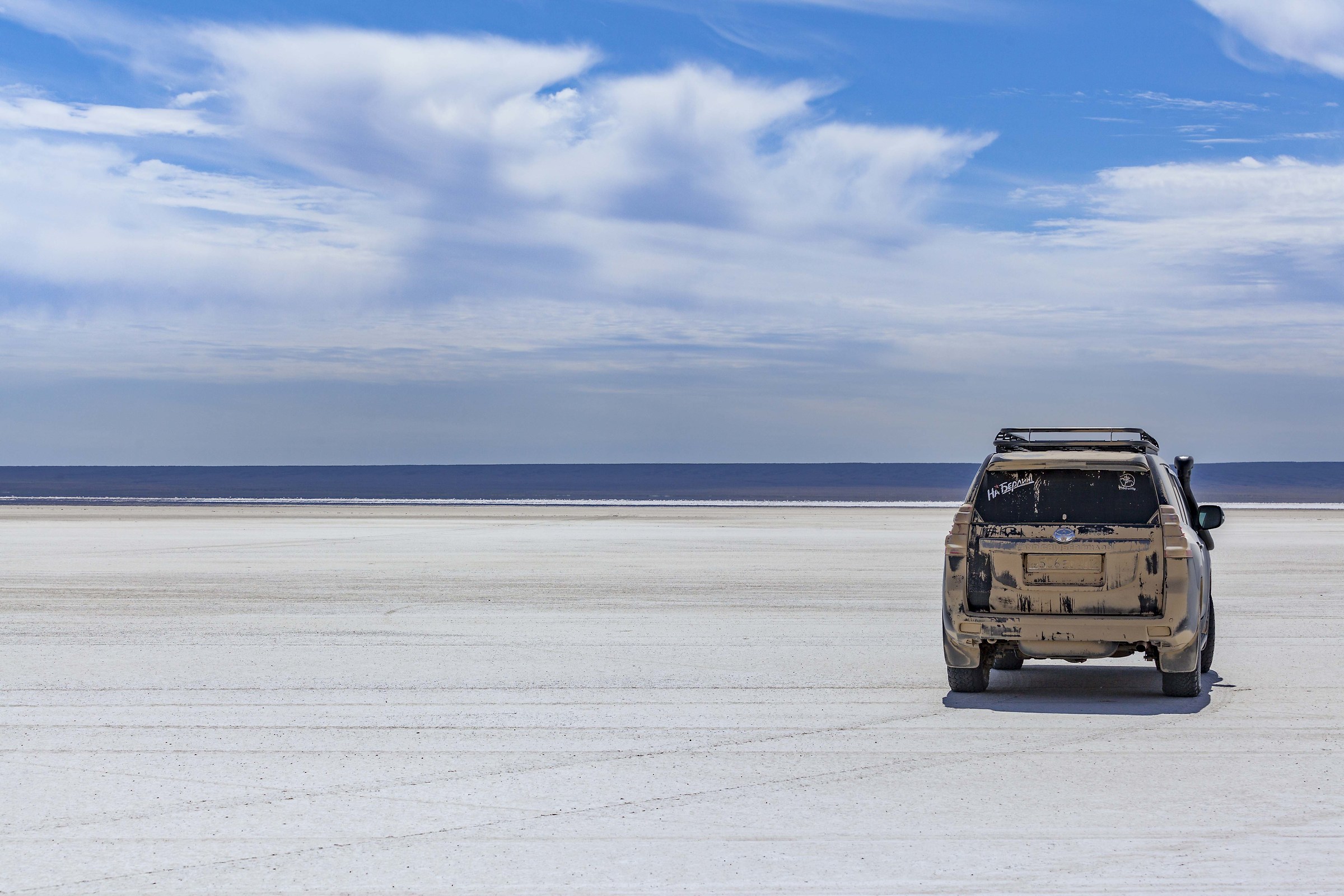 Guidando attraverso il salar