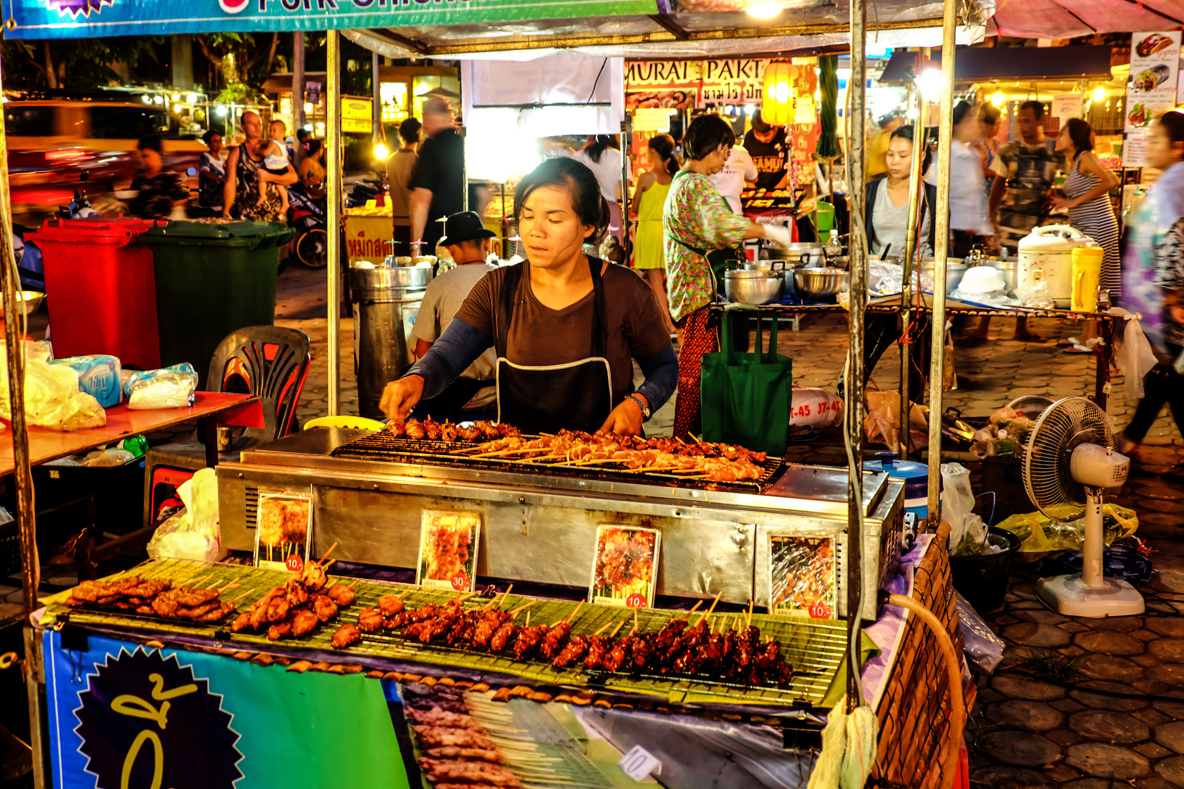 Bangkok - Venditrice di spiedini