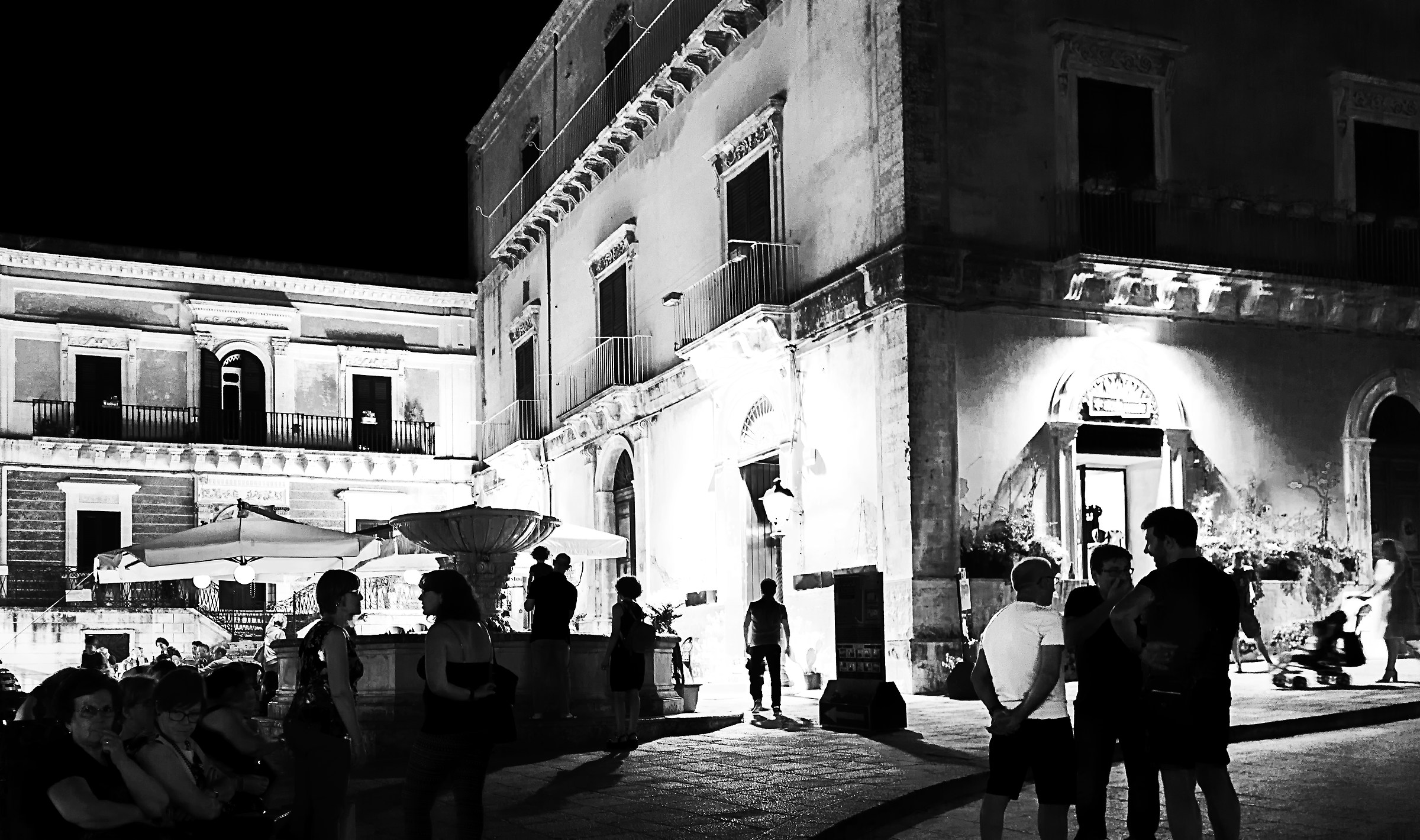 La notte... tutti i colori sono uguali