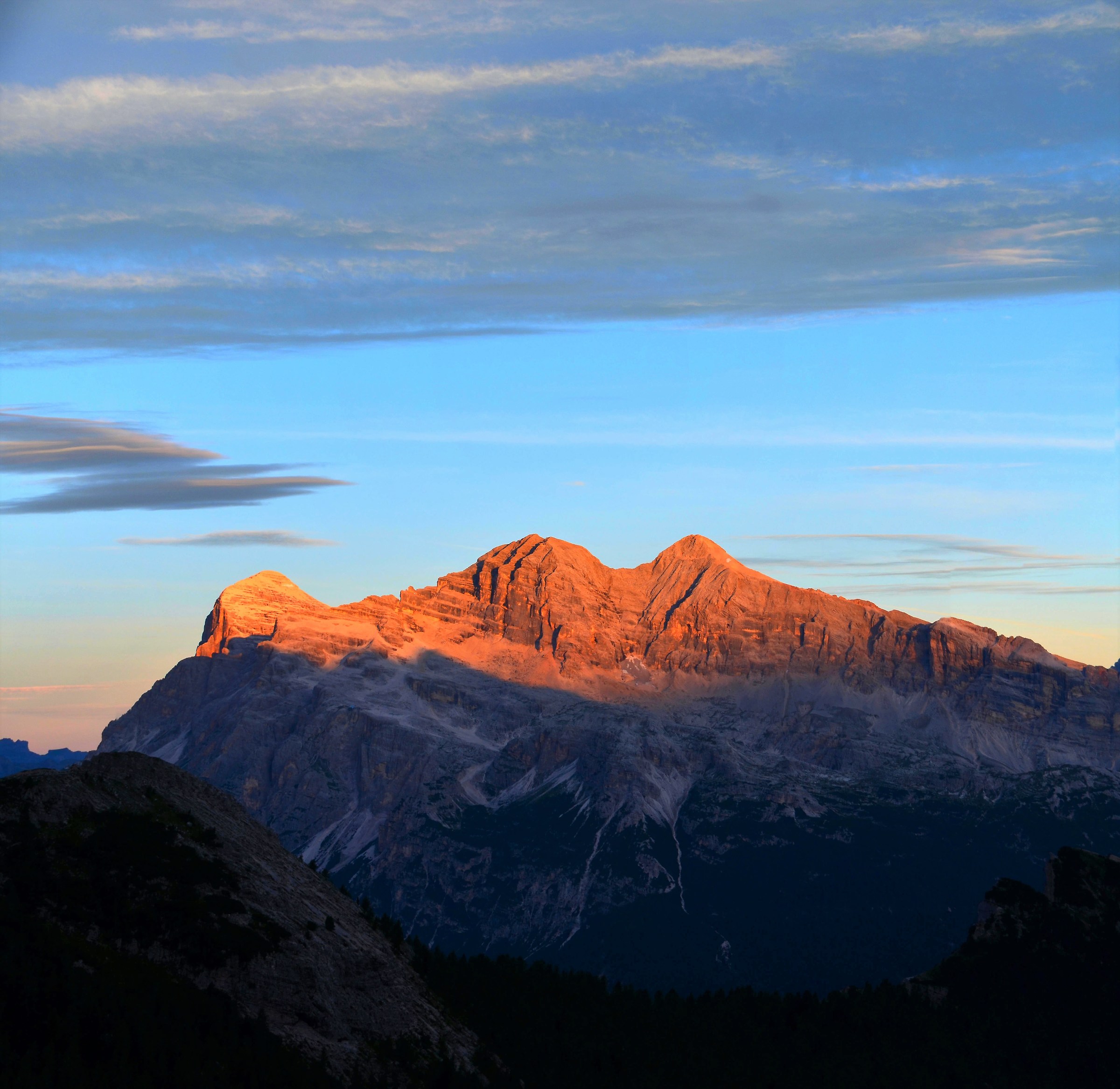 Alba sulle Tofane dal rif. Son Forca