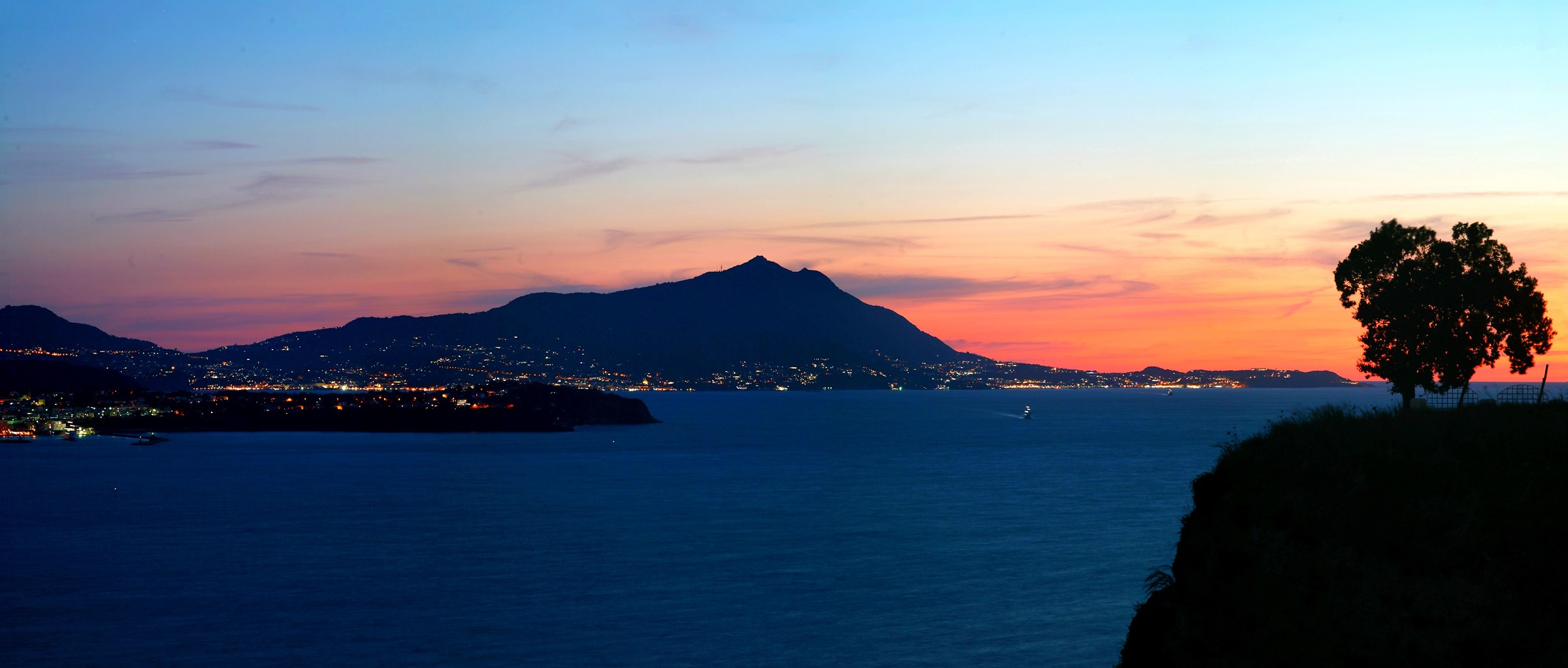 canale di Procida all'mbrunire