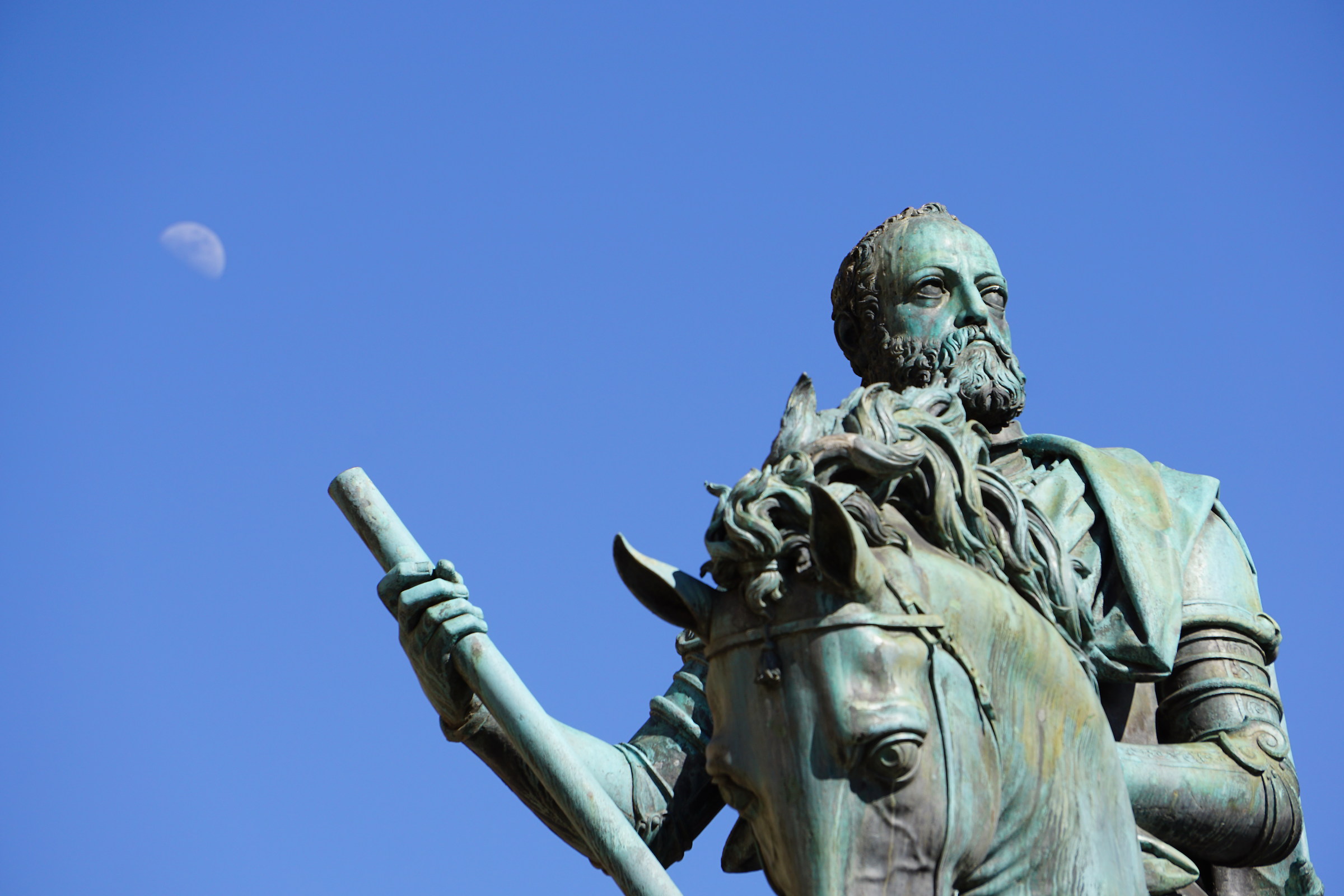 Puliva l'arma ed è partito un colpo