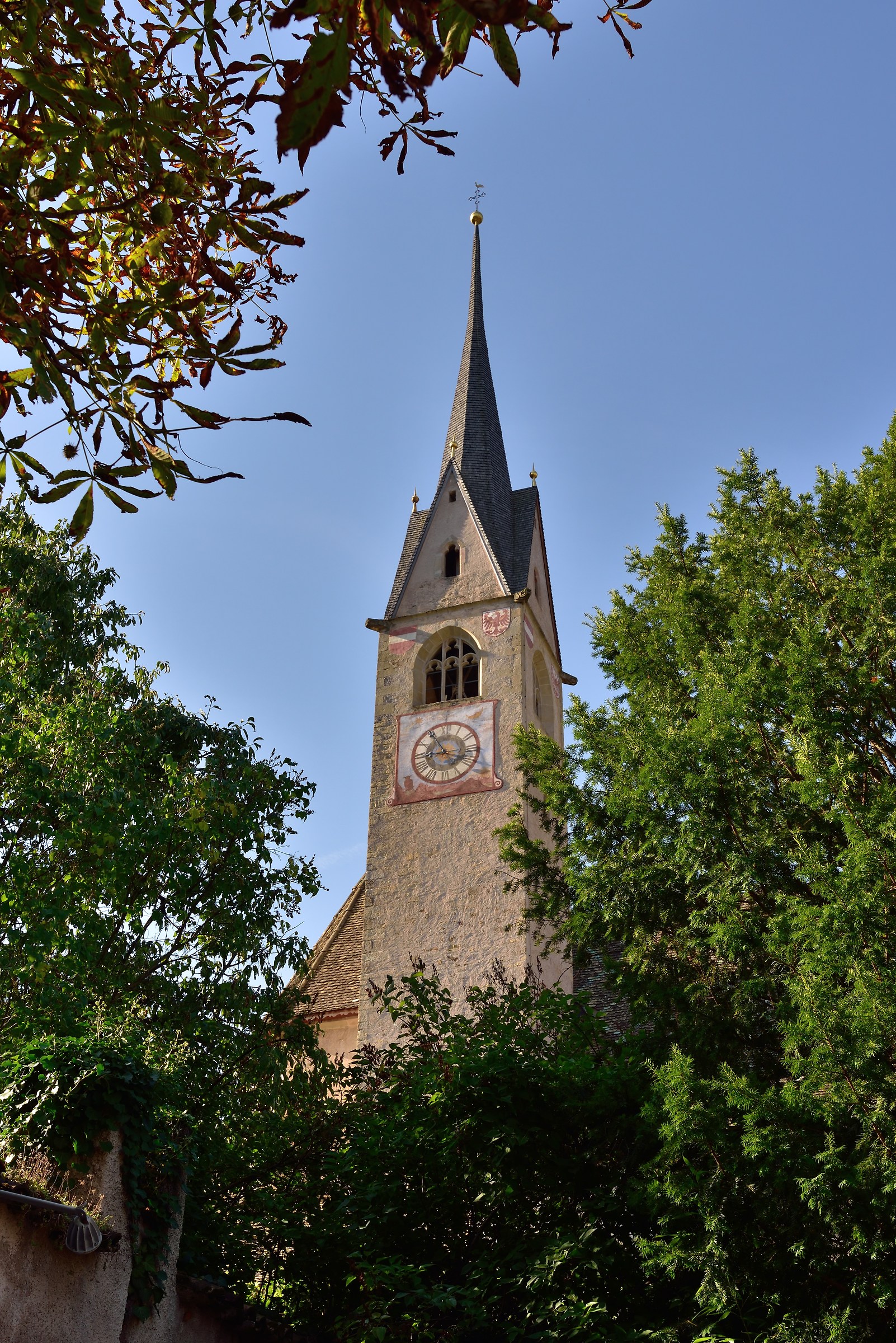 Il campanile della chiesa di Pinzon (bz)