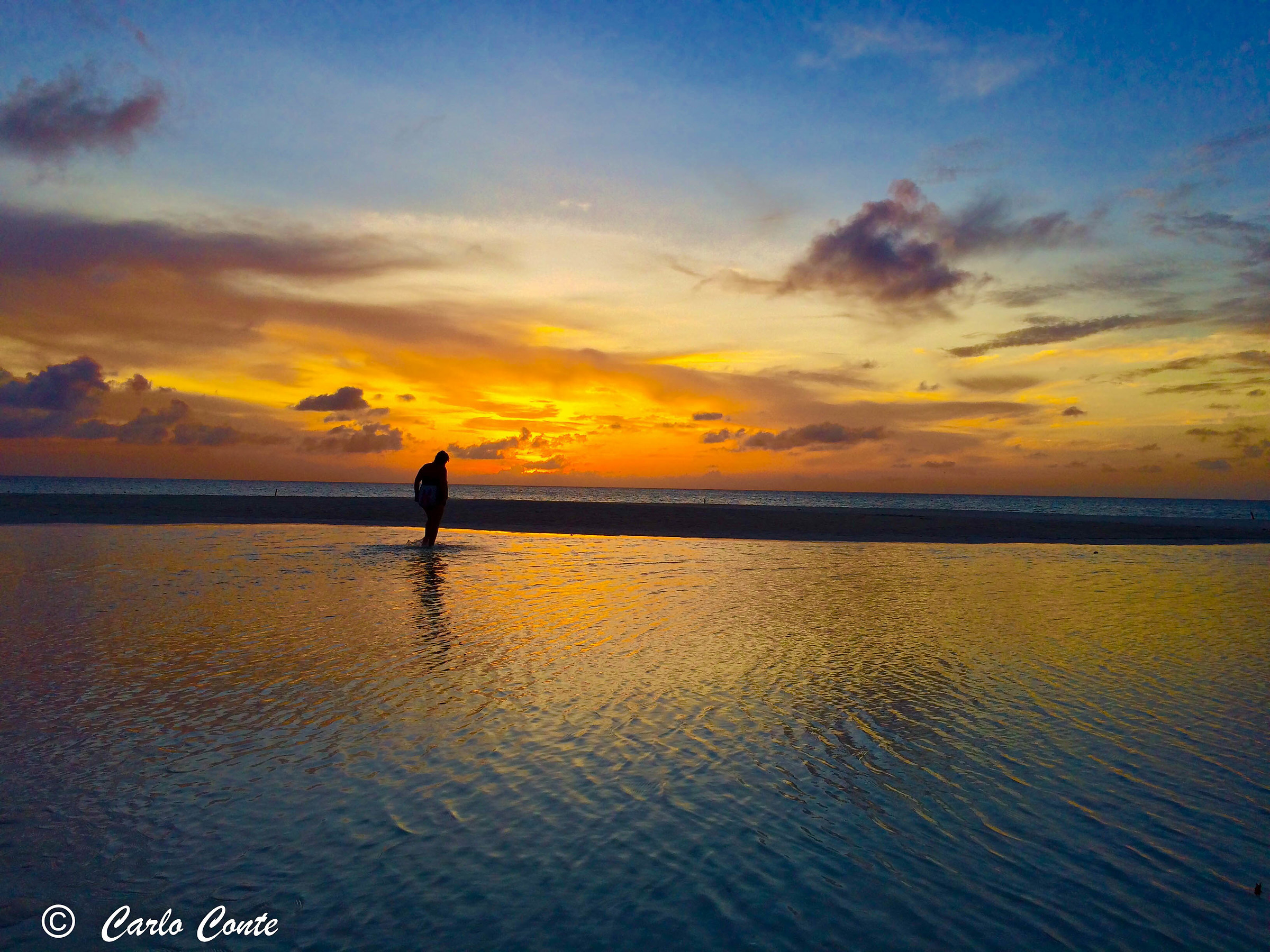 Donna sulla secca di Eagle Beach (Aruba)