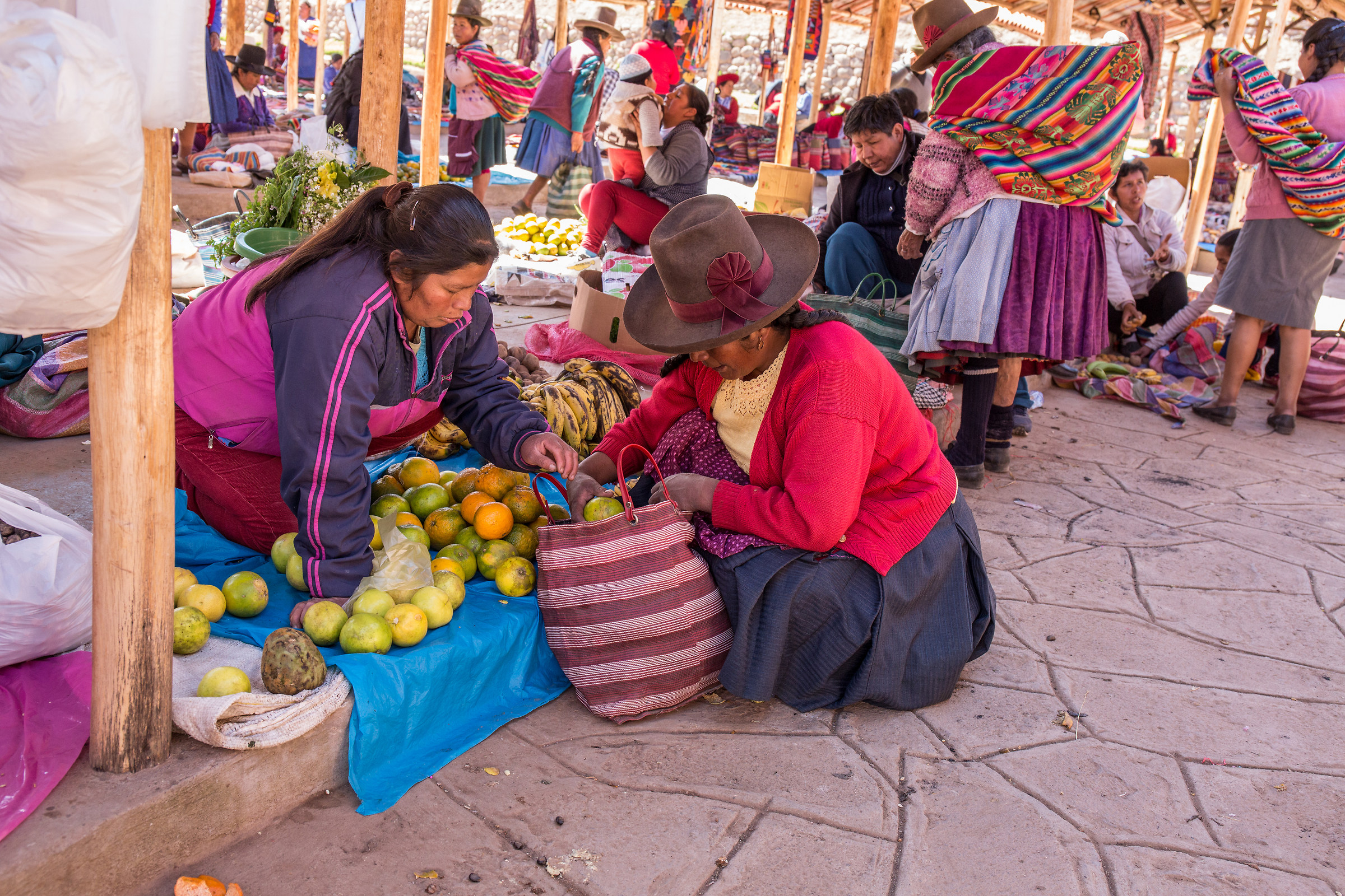Baratto al mercato di Chinchero, Perù. Giugno 2017