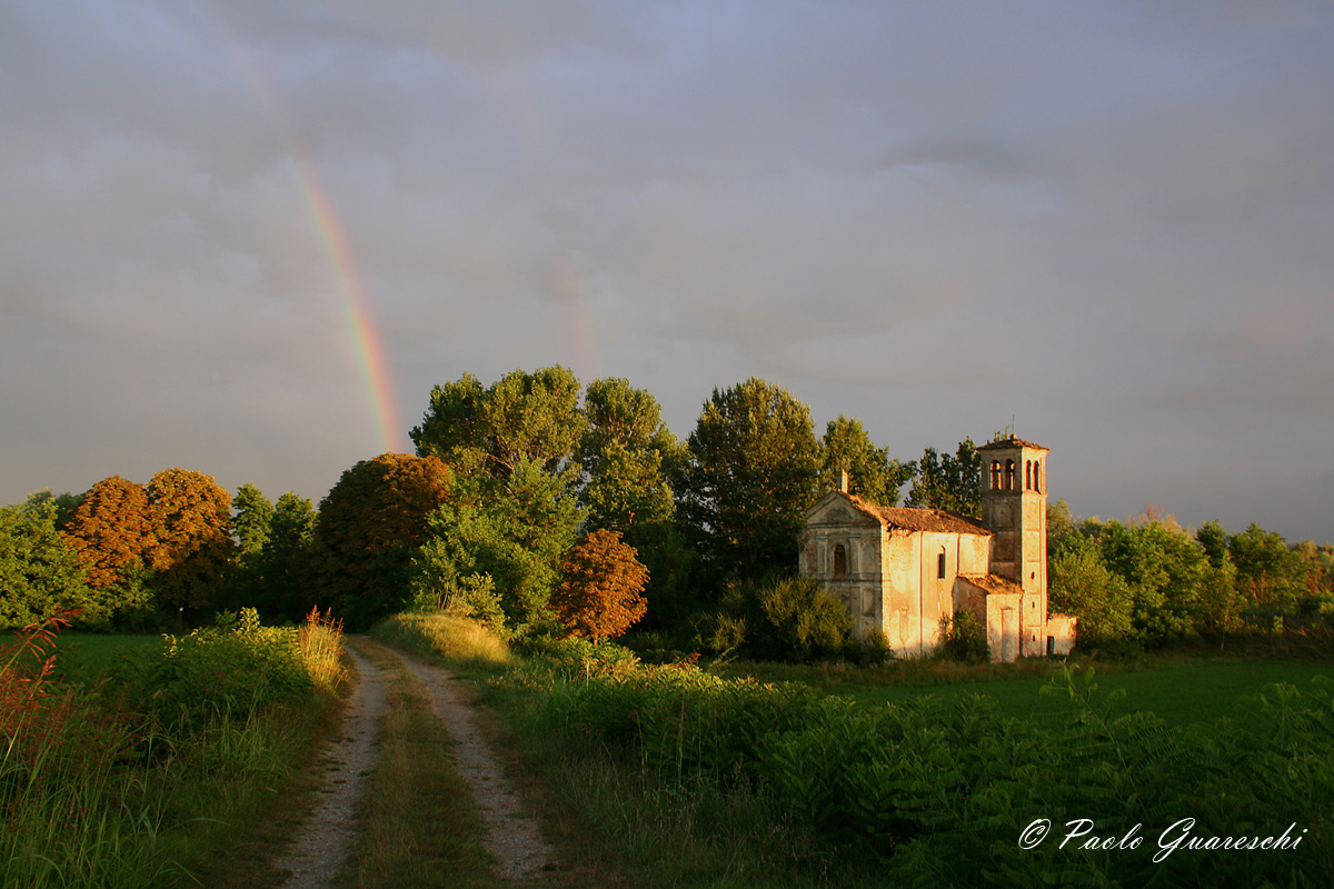La chiesetta sconsacrata in riva al fiume