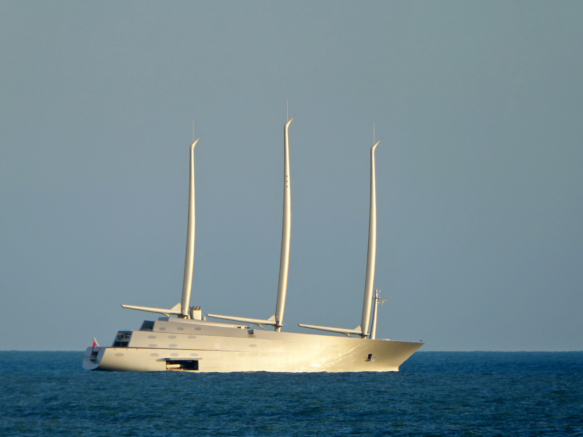 la grande vela si muove a motore...