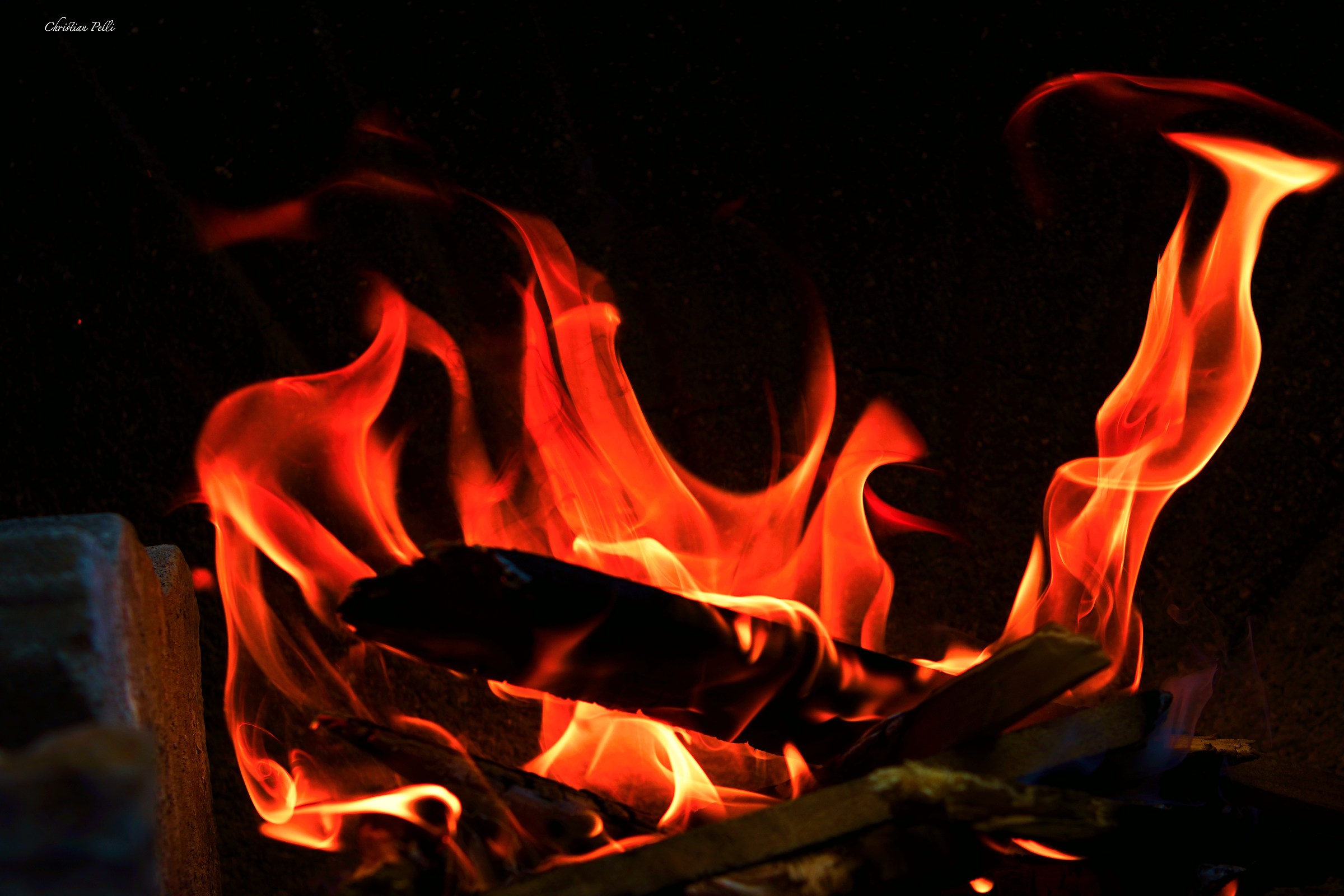 Fuoco che mangia la legna