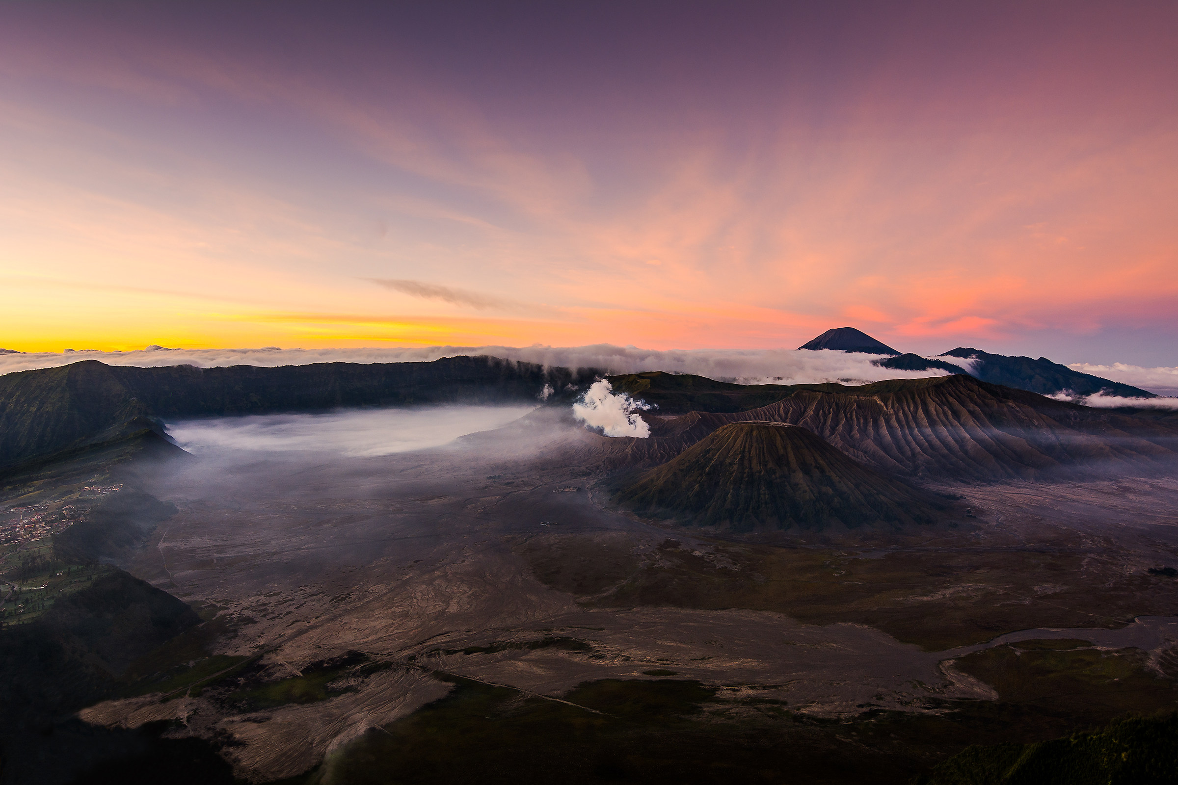 Alba al cospetto dei vulcani indonesiani